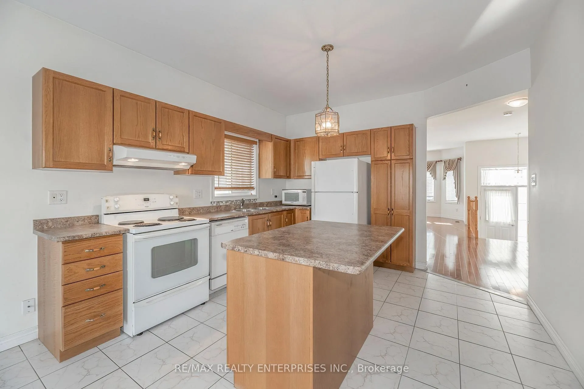 Photo 11 of 802 Coldstream Drive, Oshawa, Samac — HOMEH