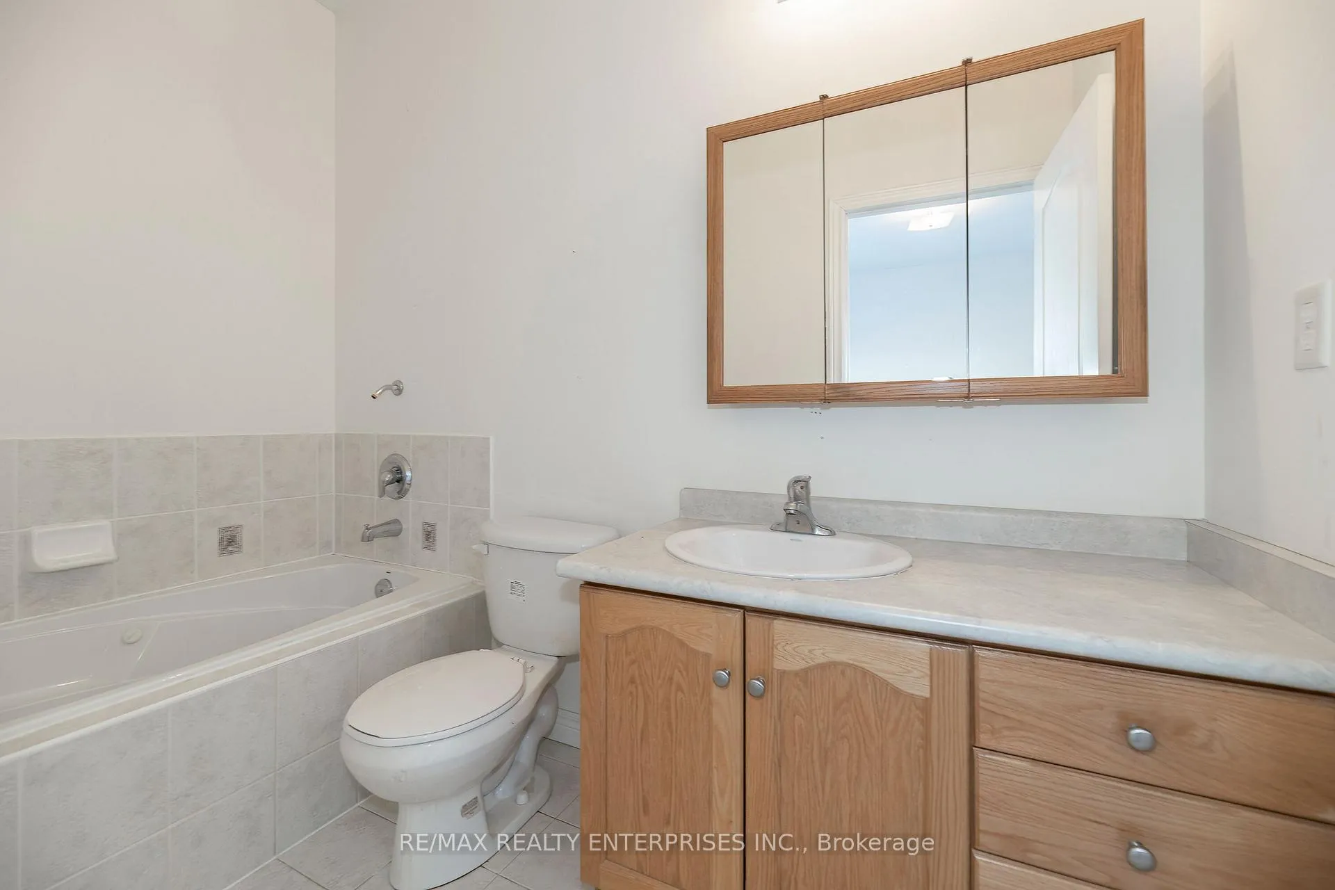 Photo 14 of 802 Coldstream Drive, Oshawa, Samac — HOMEH