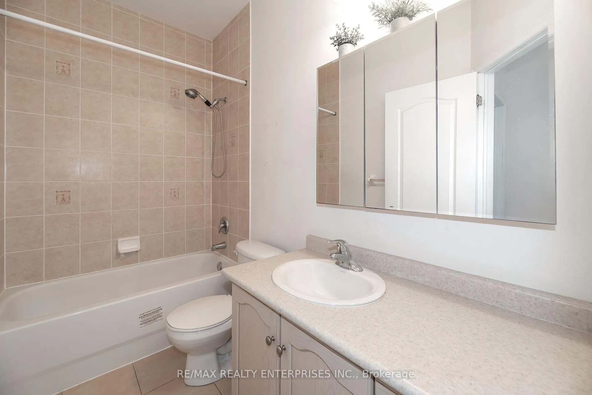 Photo 17 of 802 Coldstream Drive, Oshawa, Samac — HOMEH