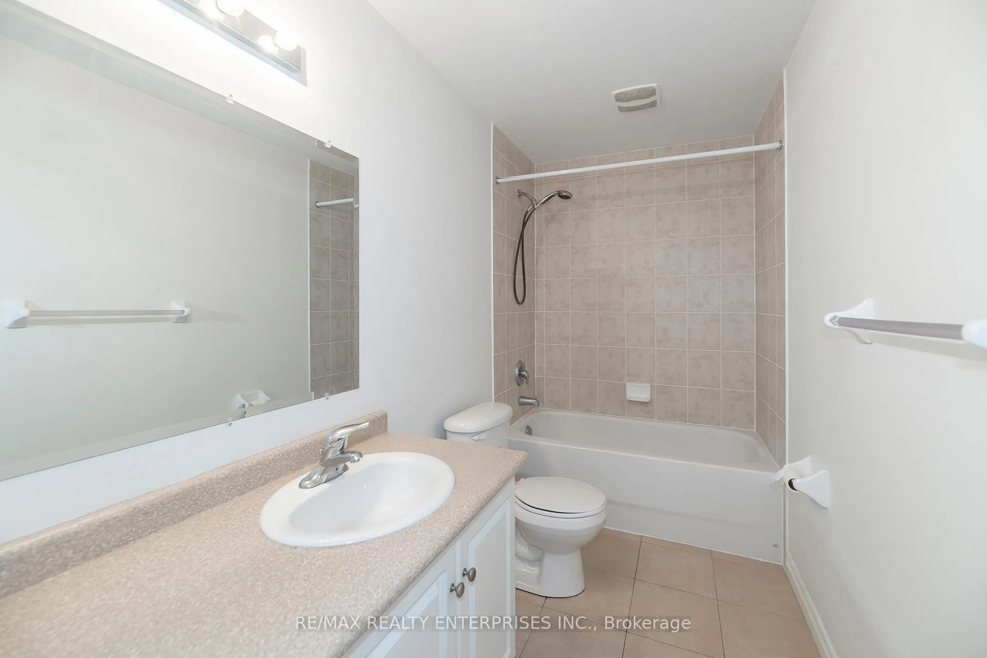 Photo 25 of 802 Coldstream Drive, Oshawa, Samac — HOMEH