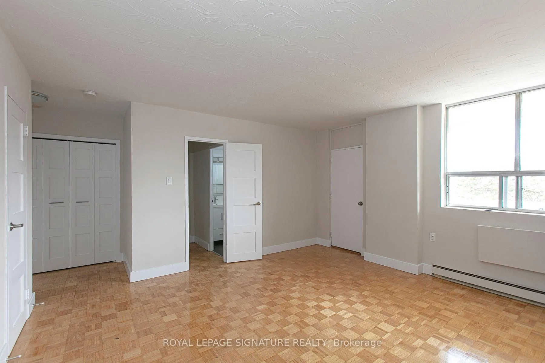 Front of Unit 900, 525 Eglinton Avenue E