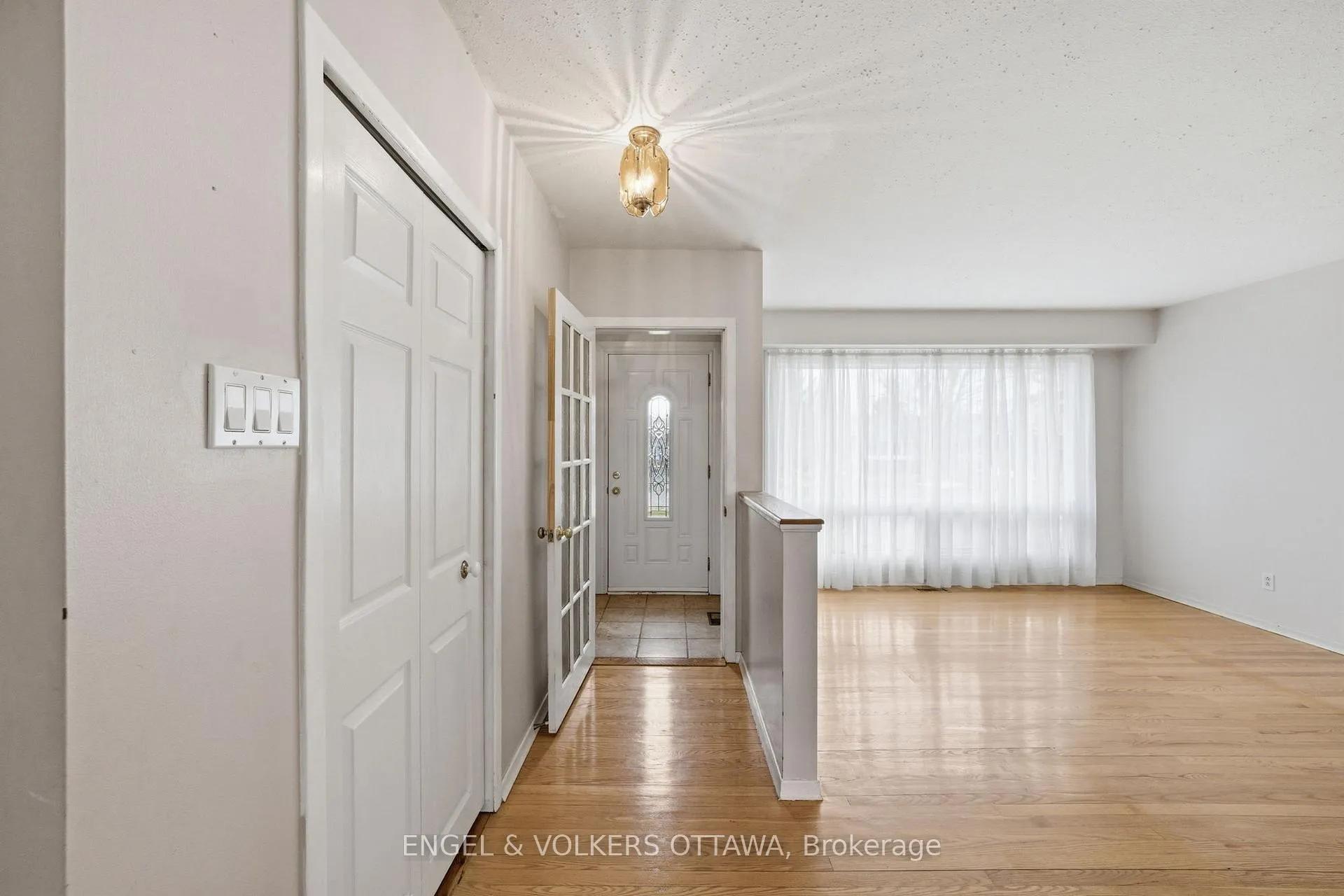 Photo 3 of 22 Parkside Crescent, Ottawa, Meadowlands/Crestview — HOMEH