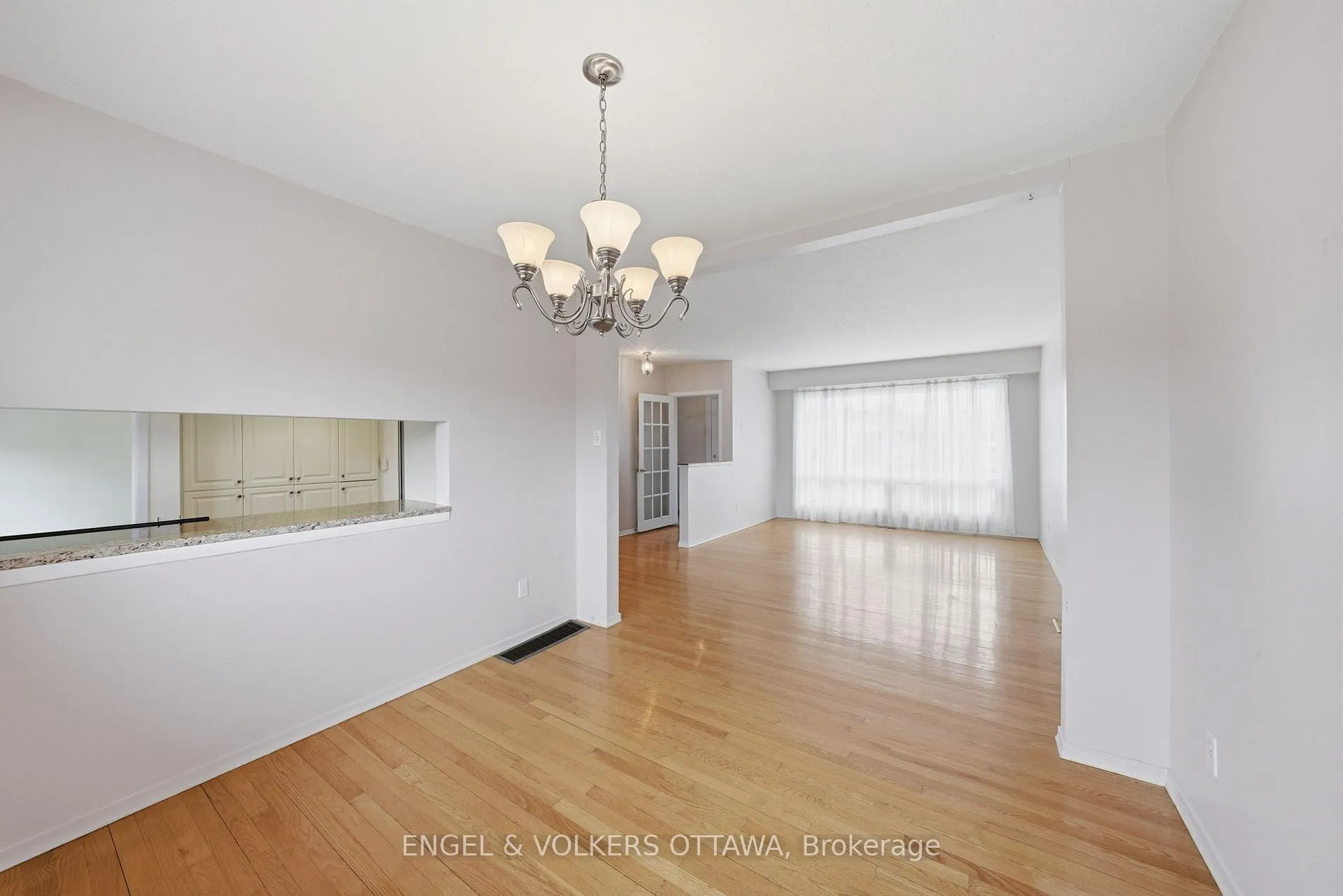 Photo 7 of 22 Parkside Crescent, Ottawa, Meadowlands/Crestview — HOMEH