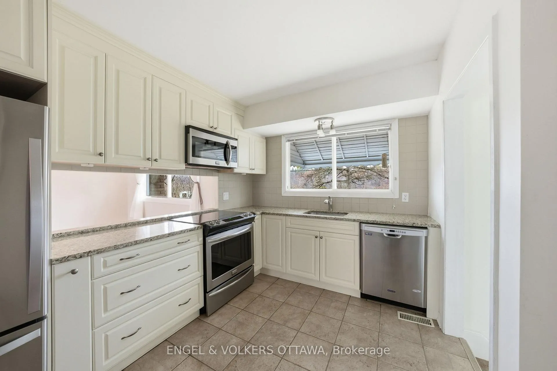Photo 8 of 22 Parkside Crescent, Ottawa, Meadowlands/Crestview — HOMEH