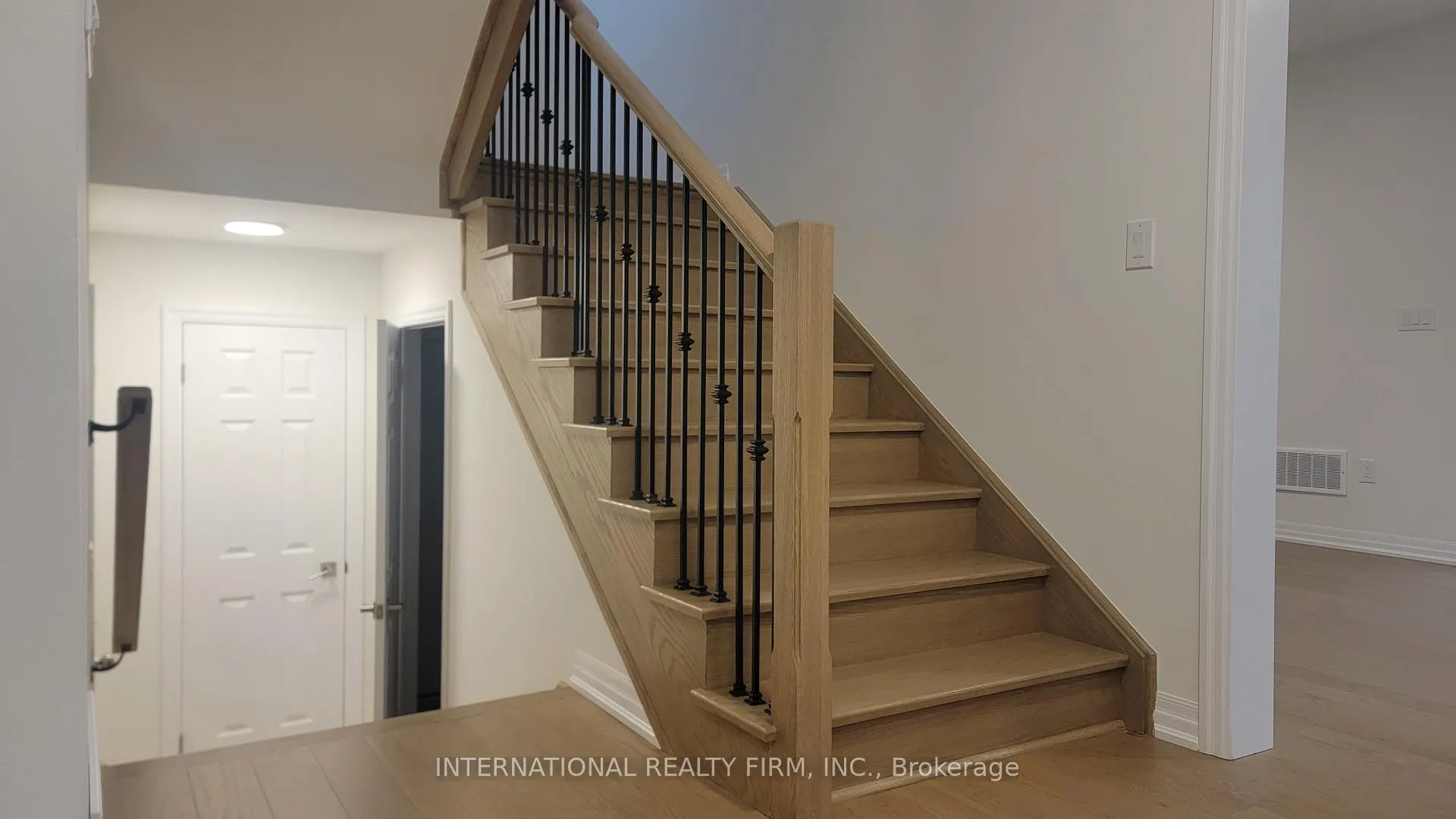 Photo 7 of 143 Northglen Boulevard, Clarington, Bowmanville — HOMEH