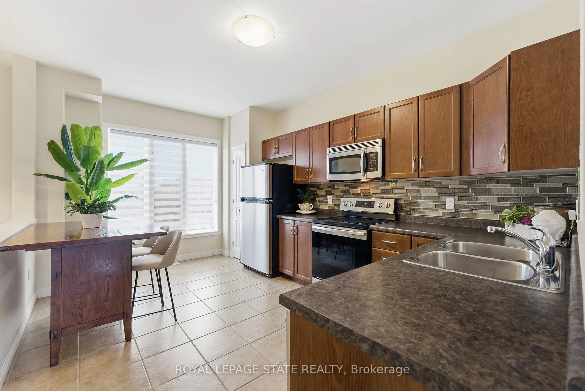 Photo 3 of 17 Hemlock Way, Grimsby, Grimsby West — HOMEH