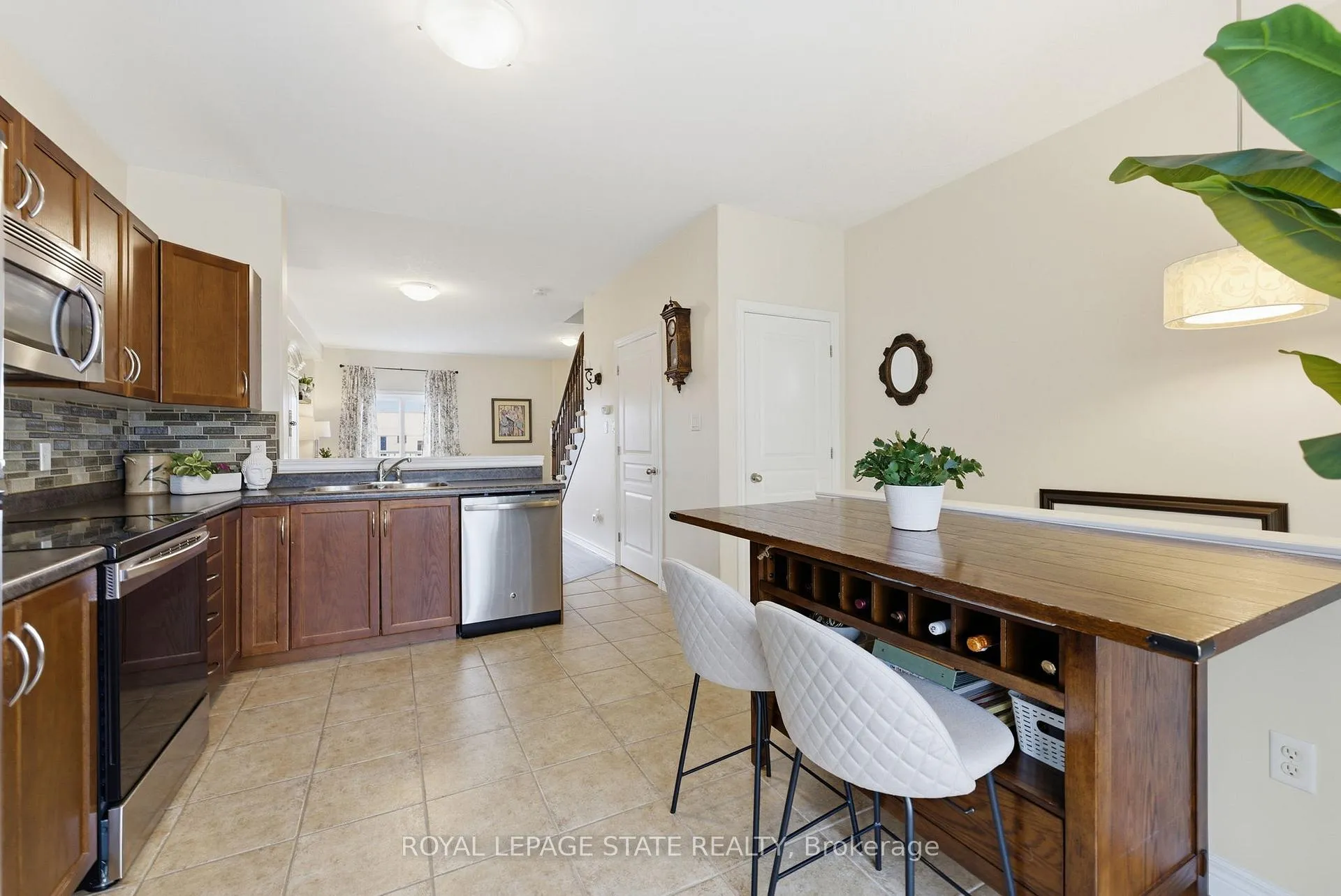 Photo 4 of 17 Hemlock Way, Grimsby, Grimsby West — HOMEH