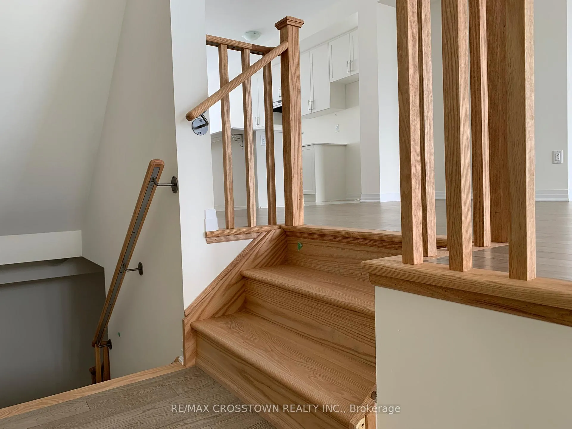 Photo 4 of 548 Hudson Crescent, Midland — HOMEH