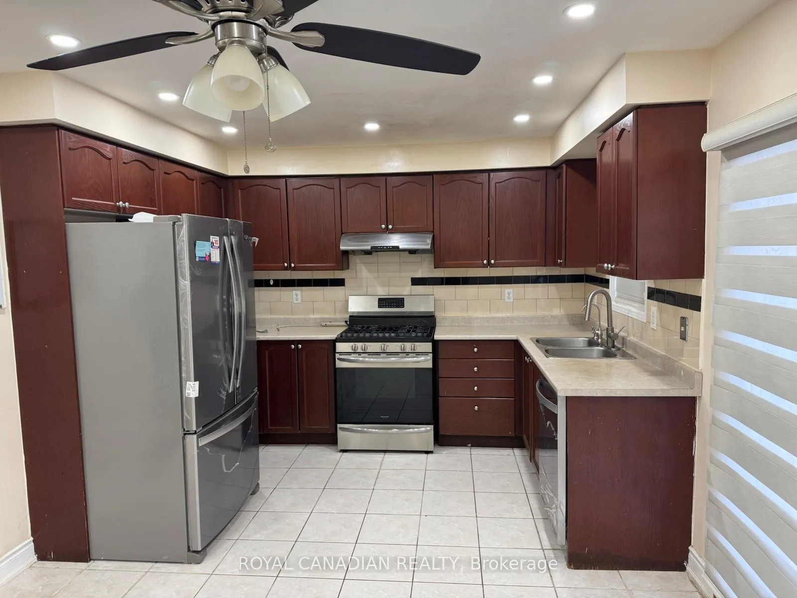 Photo 2 of 289 Edenbrook Hill Drive, Brampton, Fletcher's Meadow — HOMEH