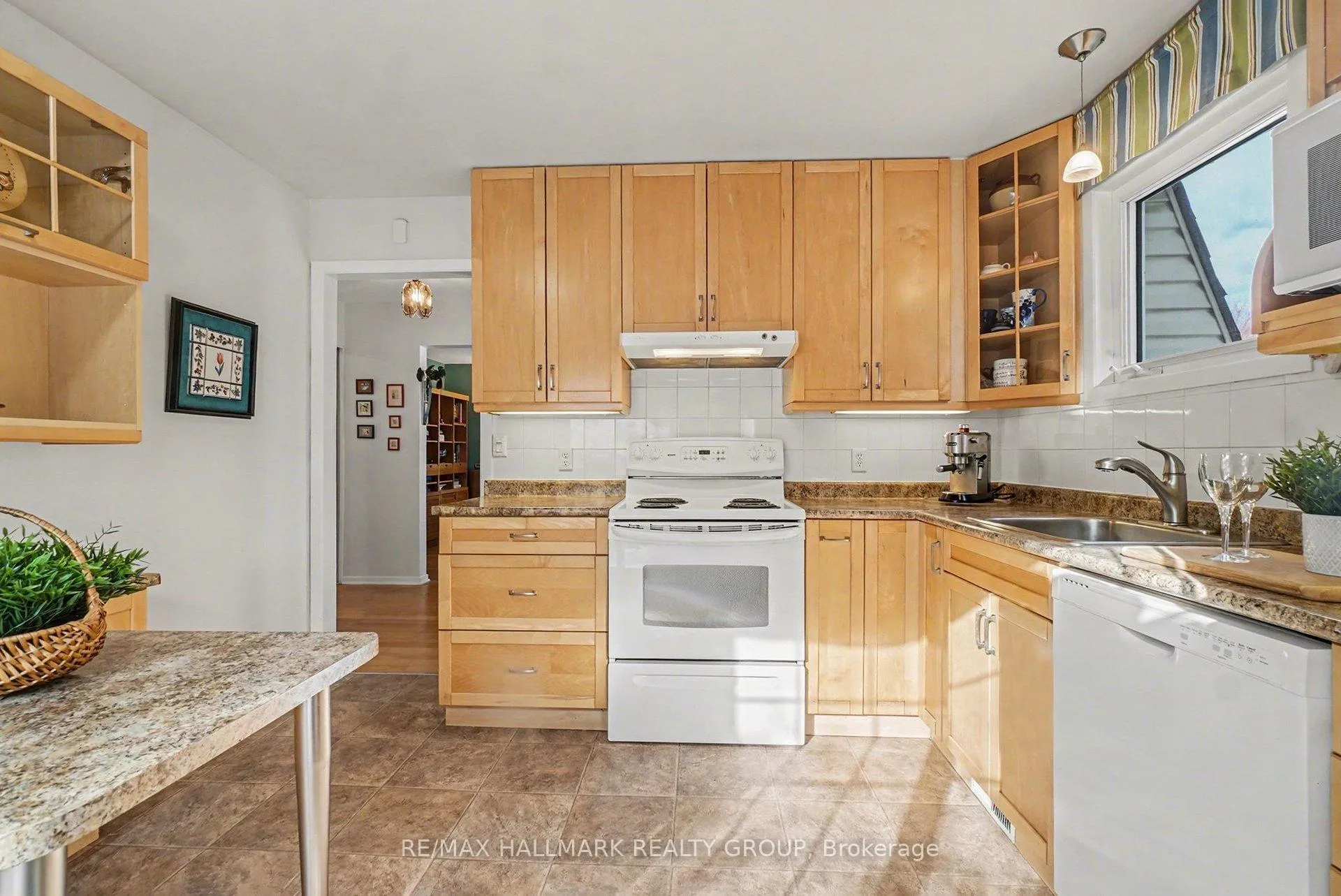 Photo 9 of 1044 Adley Road, Ottawa, Carson Grove — HOMEH