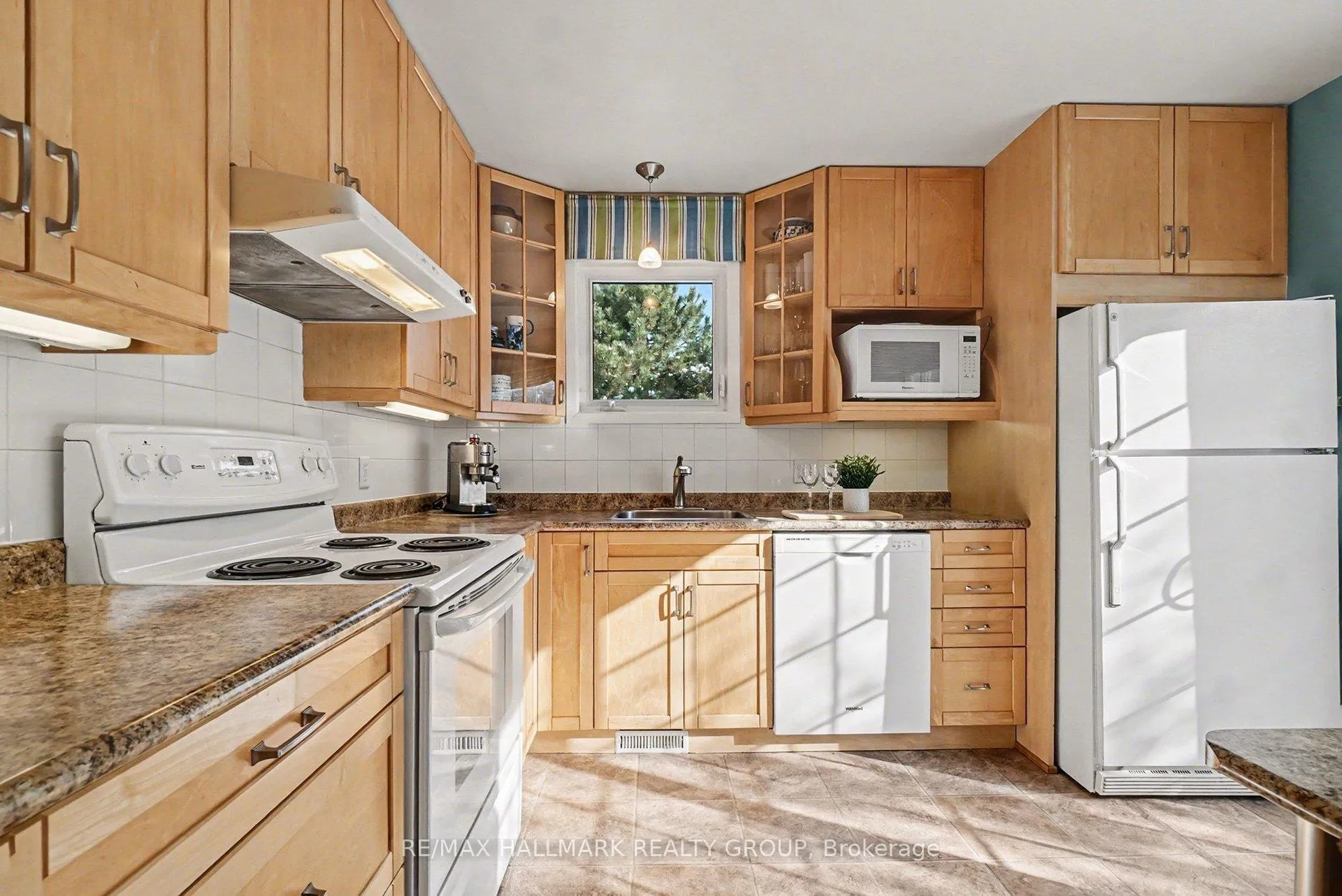 Photo 10 of 1044 Adley Road, Ottawa, Carson Grove — HOMEH