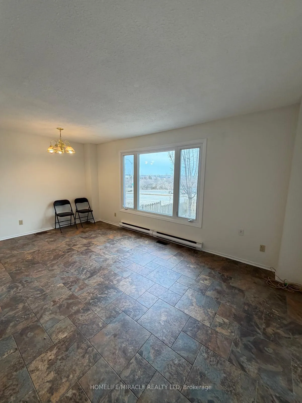 Photo 4 of 39 Coventry Crescent, Kingston, West of Sir John A. Blvd — HOMEH