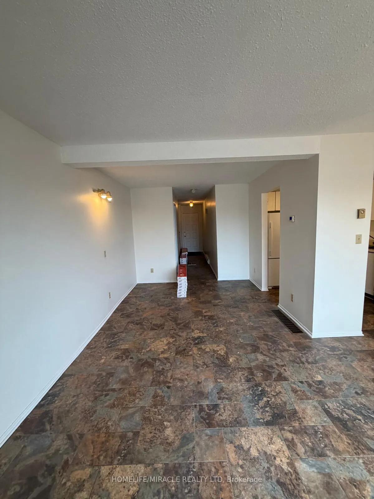 Photo 5 of 39 Coventry Crescent, Kingston, West of Sir John A. Blvd — HOMEH
