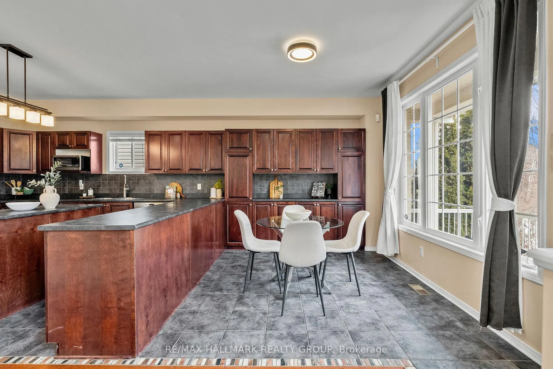 Photo 4 of 303 Parkin Circle, Ottawa, Blossom Park/Kemp Park/Findlay Creek — HOMEH
