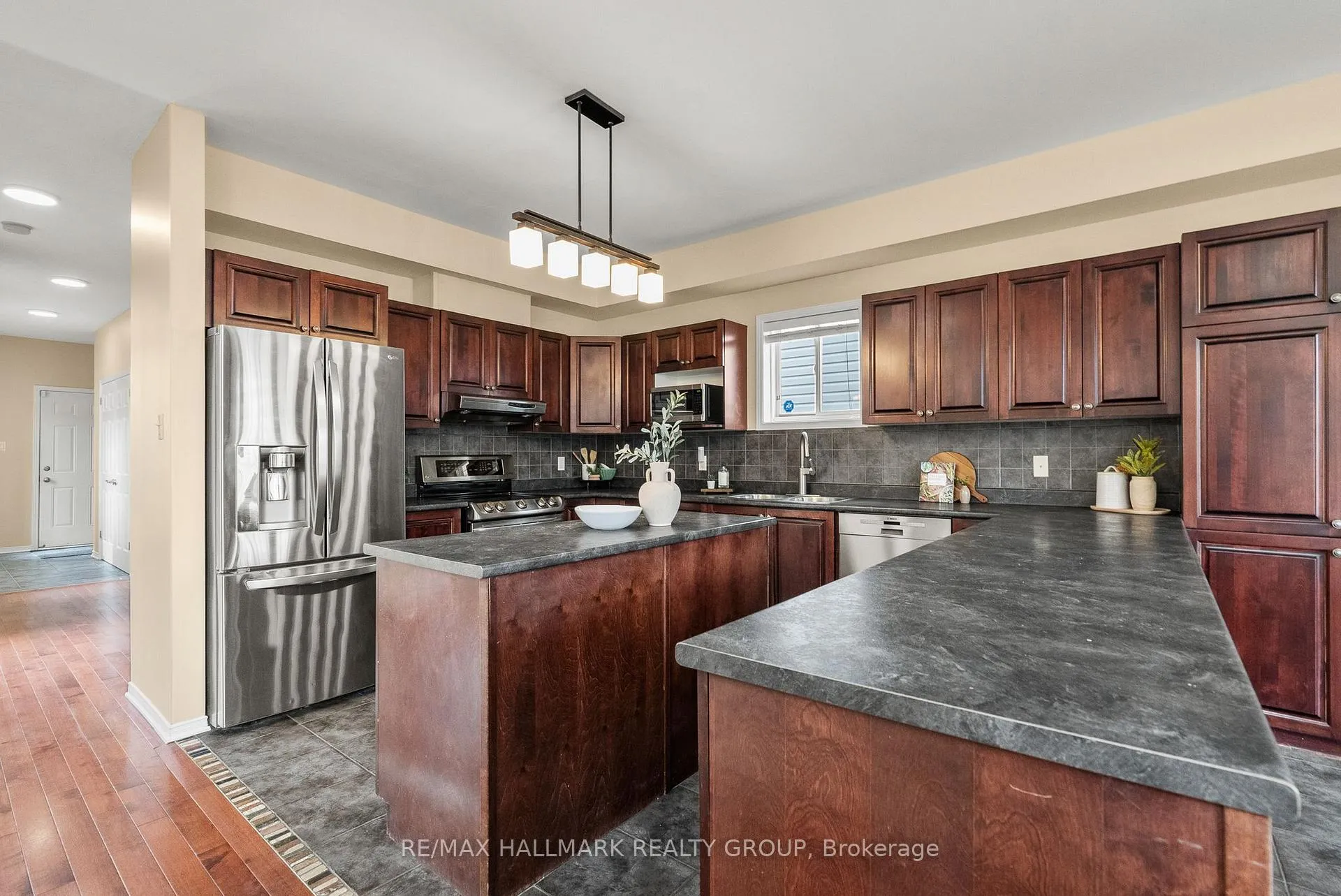 Photo 6 of 303 Parkin Circle, Ottawa, Blossom Park/Kemp Park/Findlay Creek — HOMEH