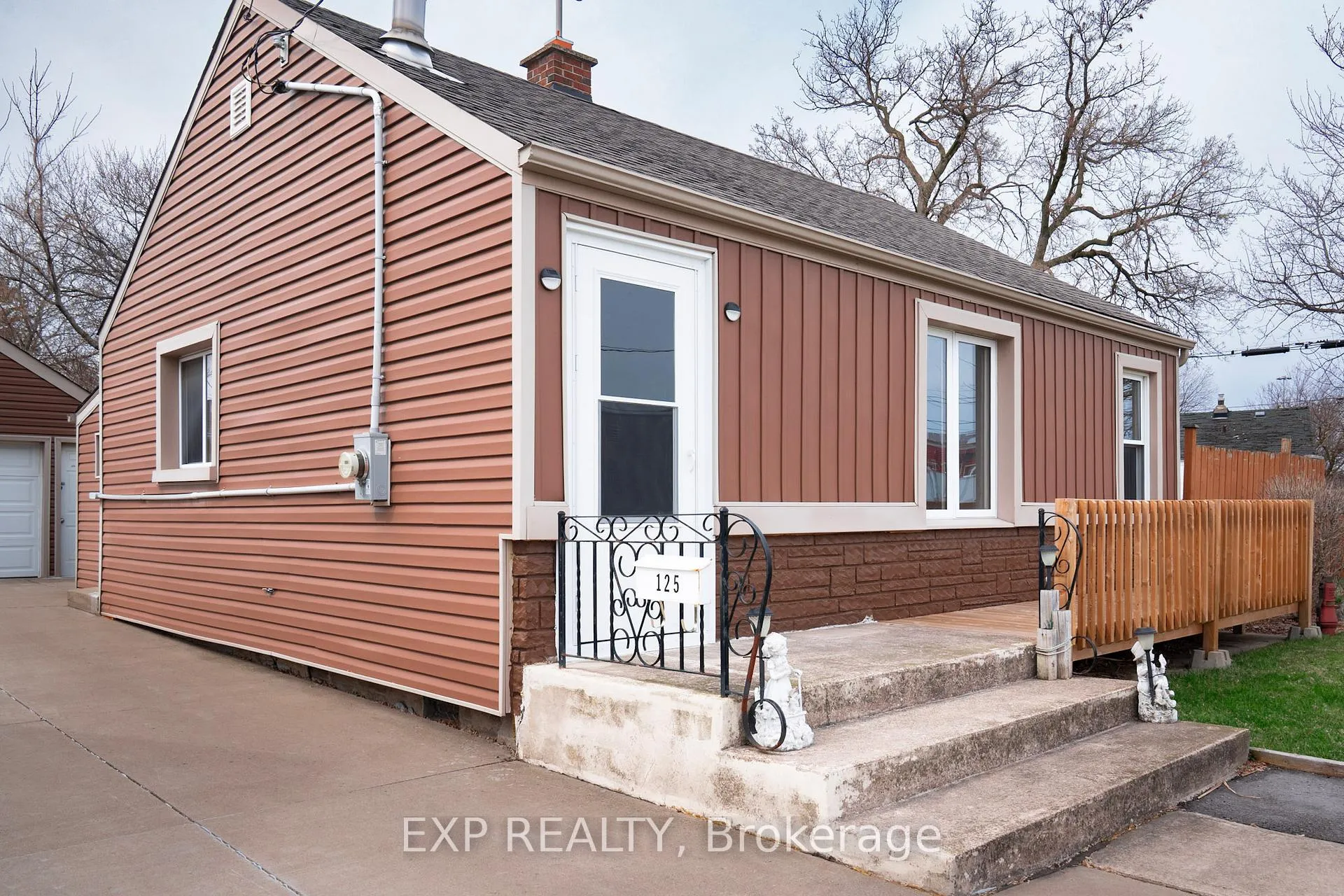 Photo 3 of 125 Grantham Avenue S, St. Catharines, E. Chester — HOMEH