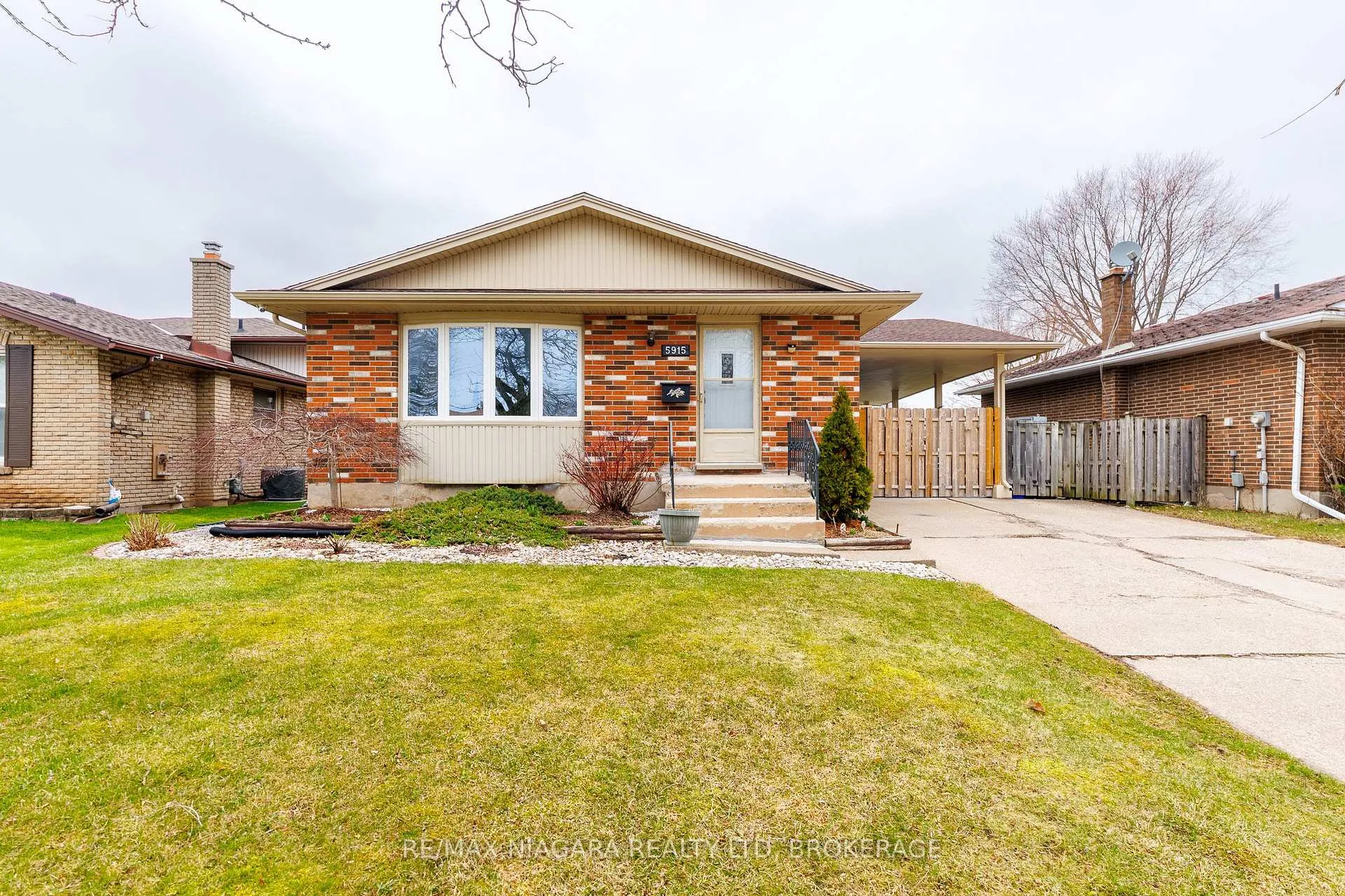 Front of 5915 Frontenac Street N