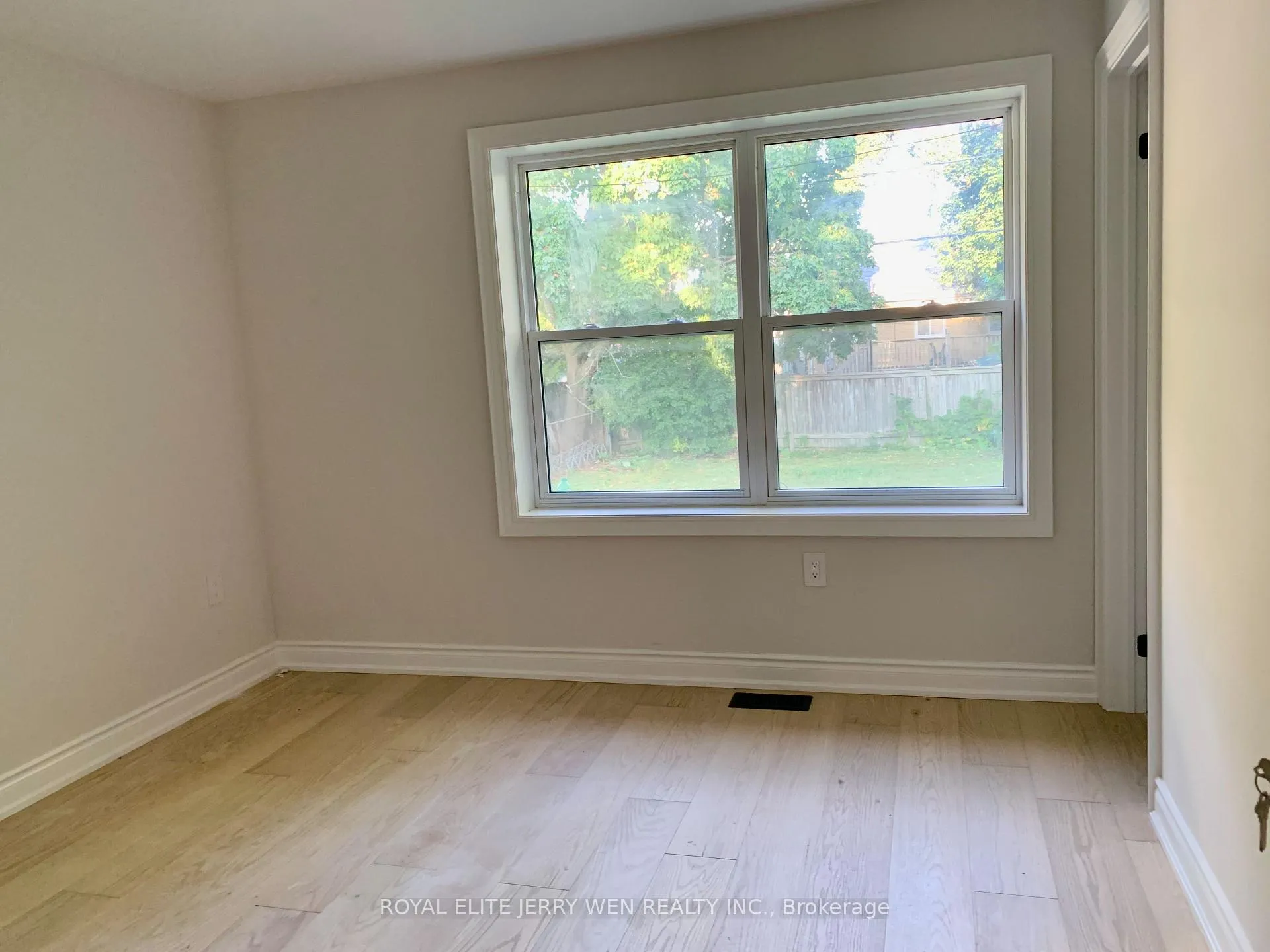 Photo 3 of Unit Upper, 38 Thorncroft Crescent, Ajax, South East — HOMEH