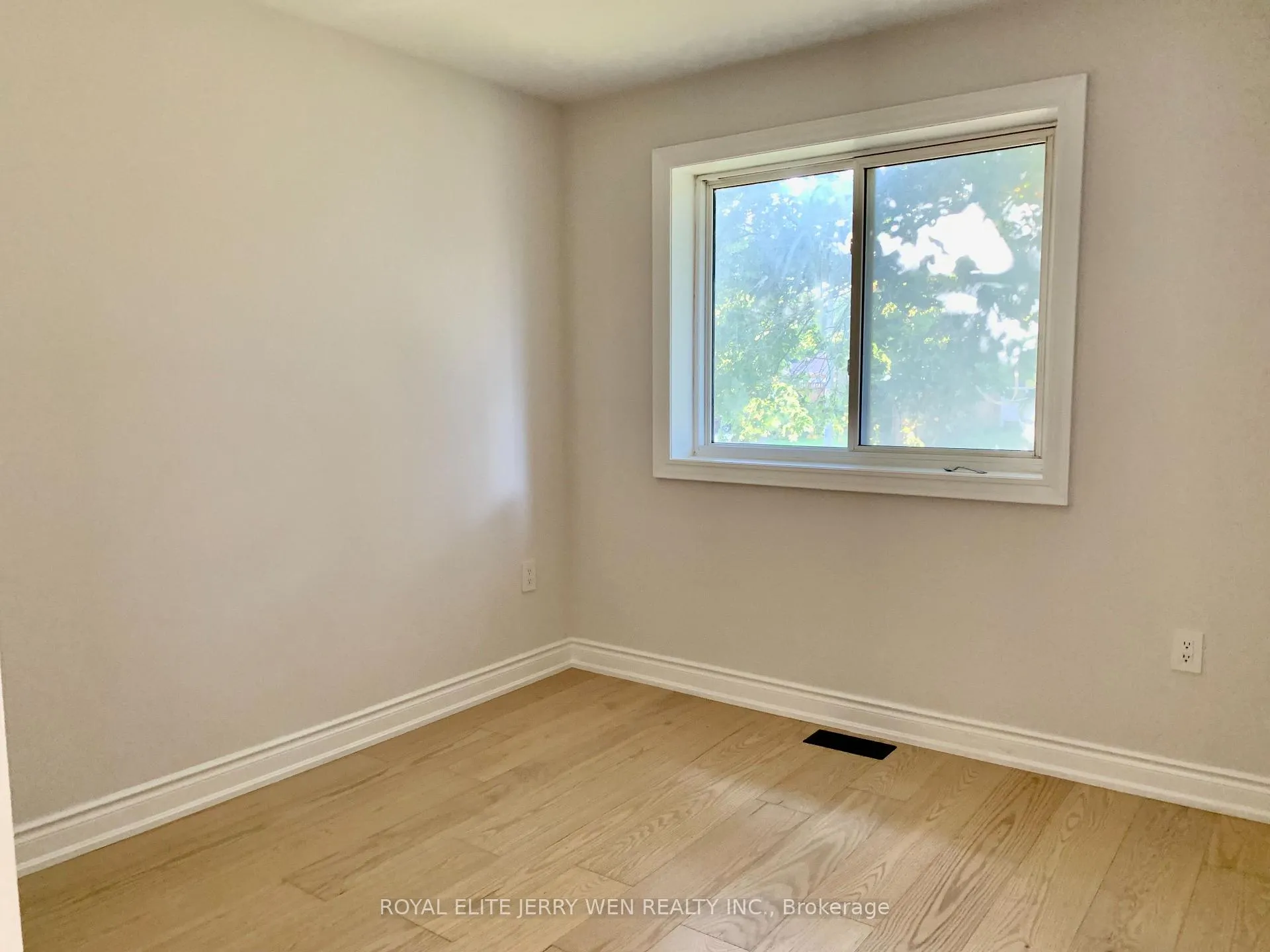 Photo 4 of Unit Upper, 38 Thorncroft Crescent, Ajax, South East — HOMEH