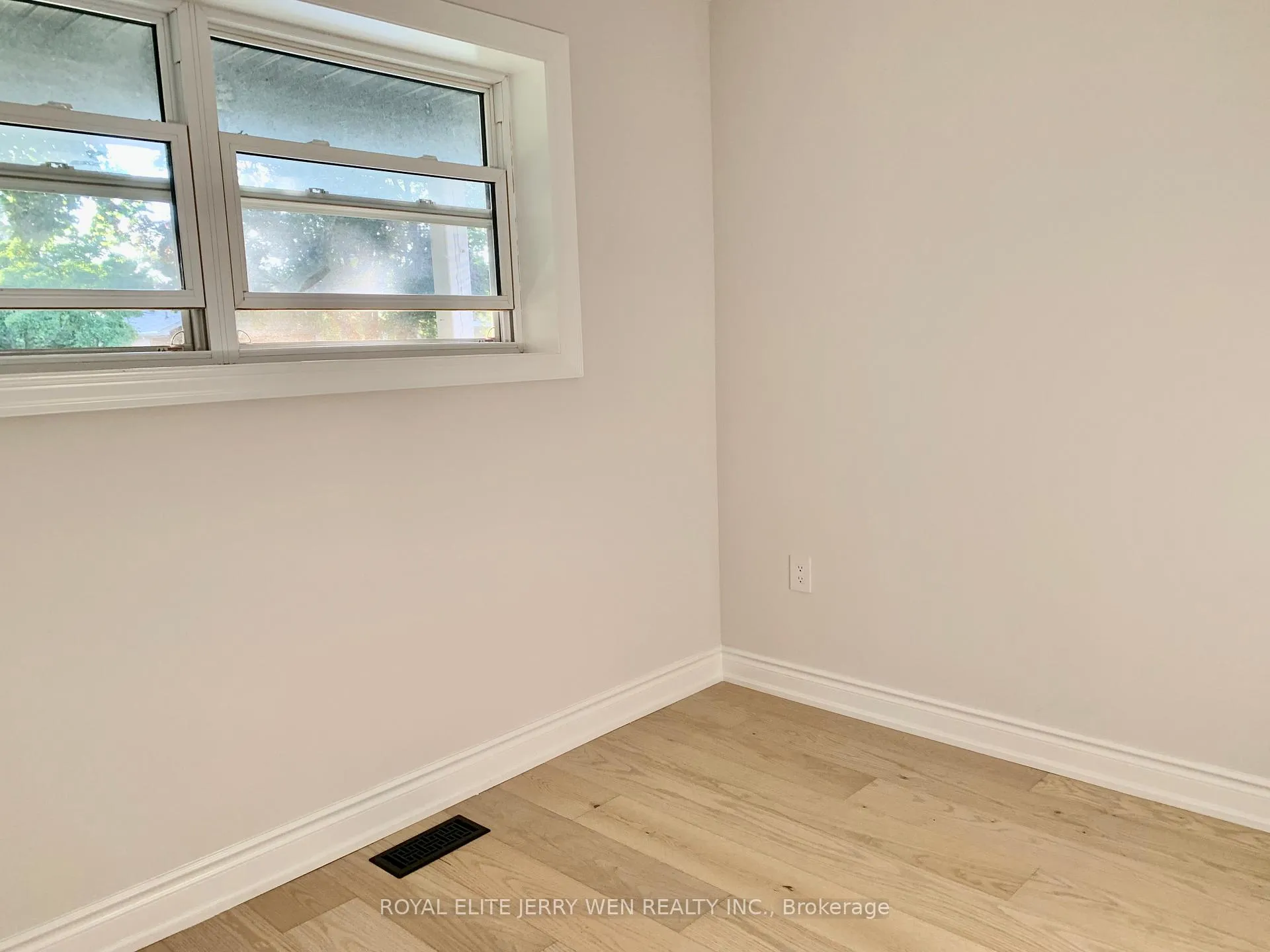 Photo 5 of Unit Upper, 38 Thorncroft Crescent, Ajax, South East — HOMEH