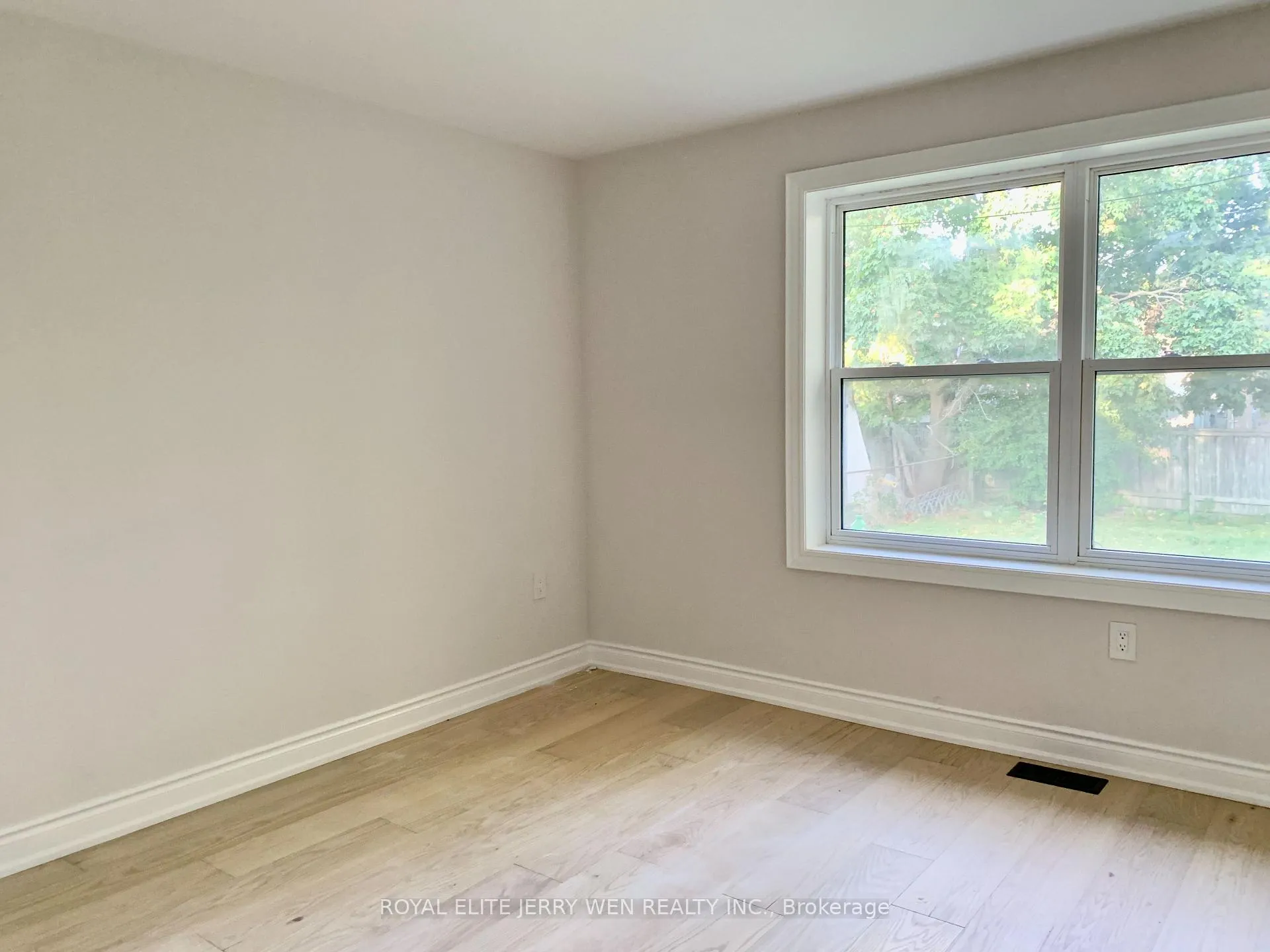 Photo 6 of Unit Upper, 38 Thorncroft Crescent, Ajax, South East — HOMEH
