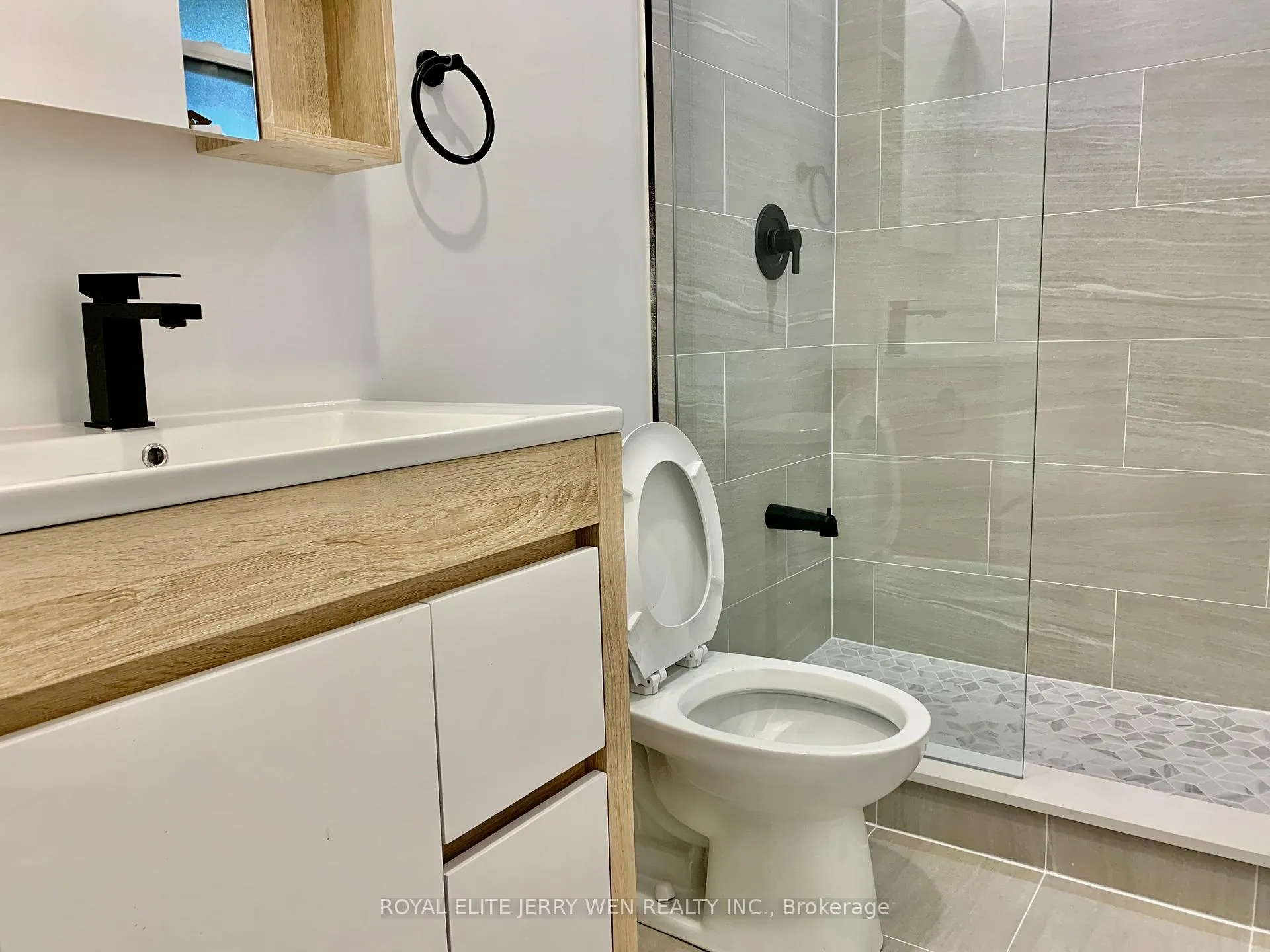 Photo 8 of Unit Upper, 38 Thorncroft Crescent, Ajax, South East — HOMEH