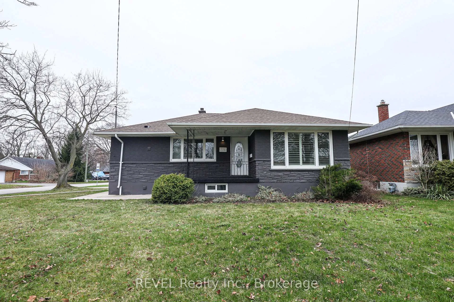 Photo 1 of 325 Grantham Avenue, St. Catharines, Carlton/Bunting — HOMEH