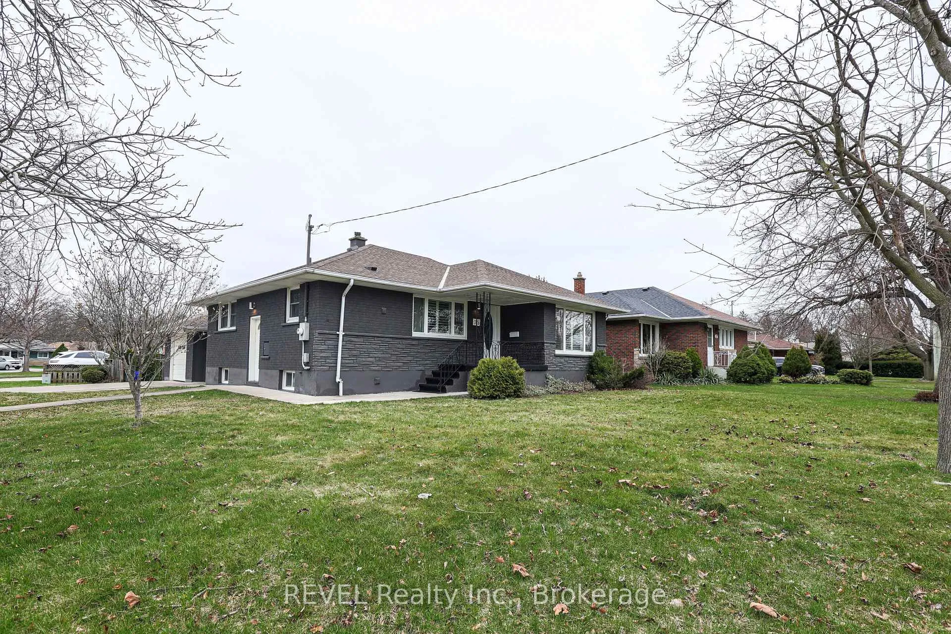 Photo 2 of 325 Grantham Avenue, St. Catharines, Carlton/Bunting — HOMEH