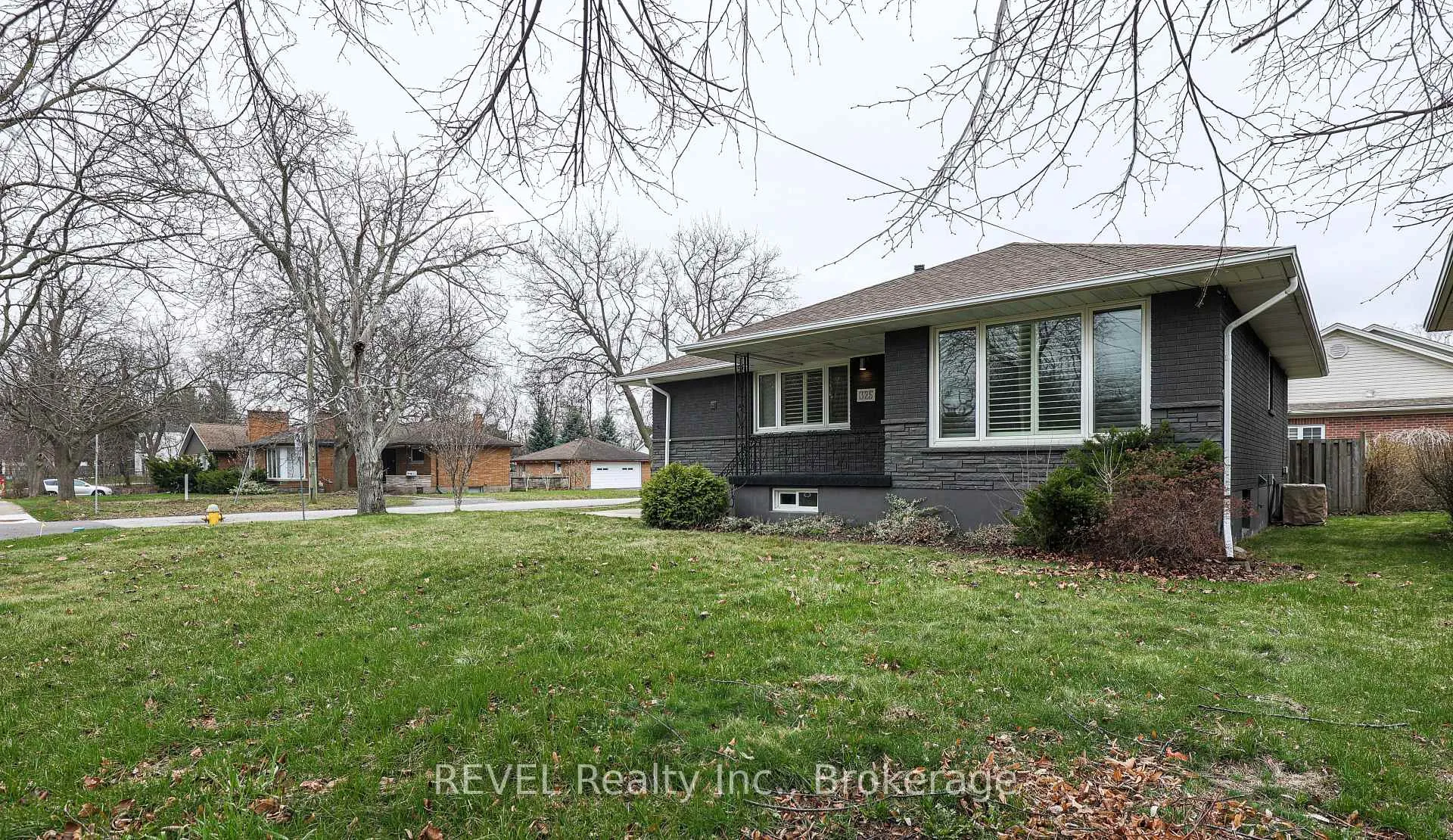 Photo 3 of 325 Grantham Avenue, St. Catharines, Carlton/Bunting — HOMEH