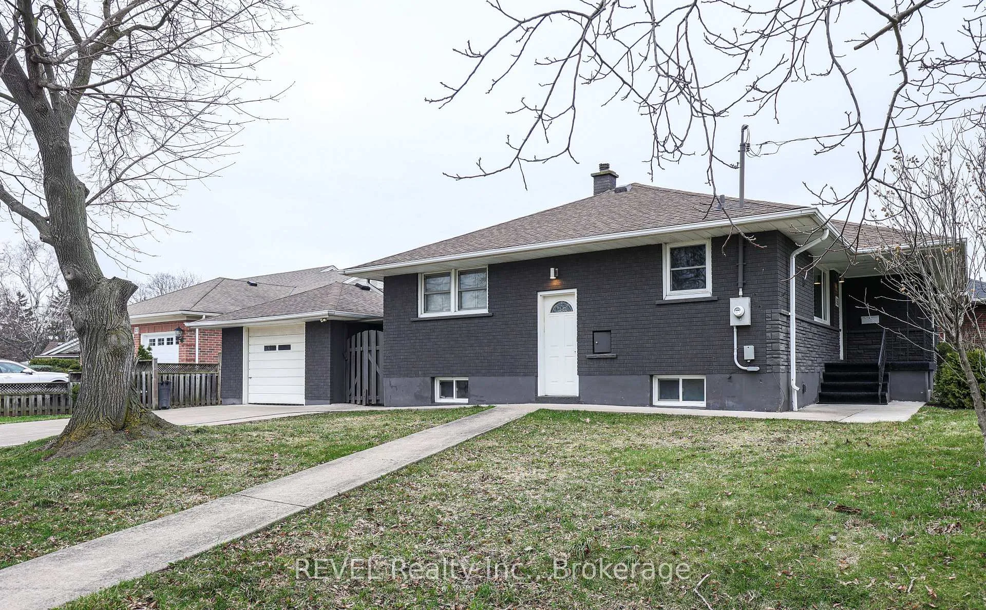 Photo 4 of 325 Grantham Avenue, St. Catharines, Carlton/Bunting — HOMEH