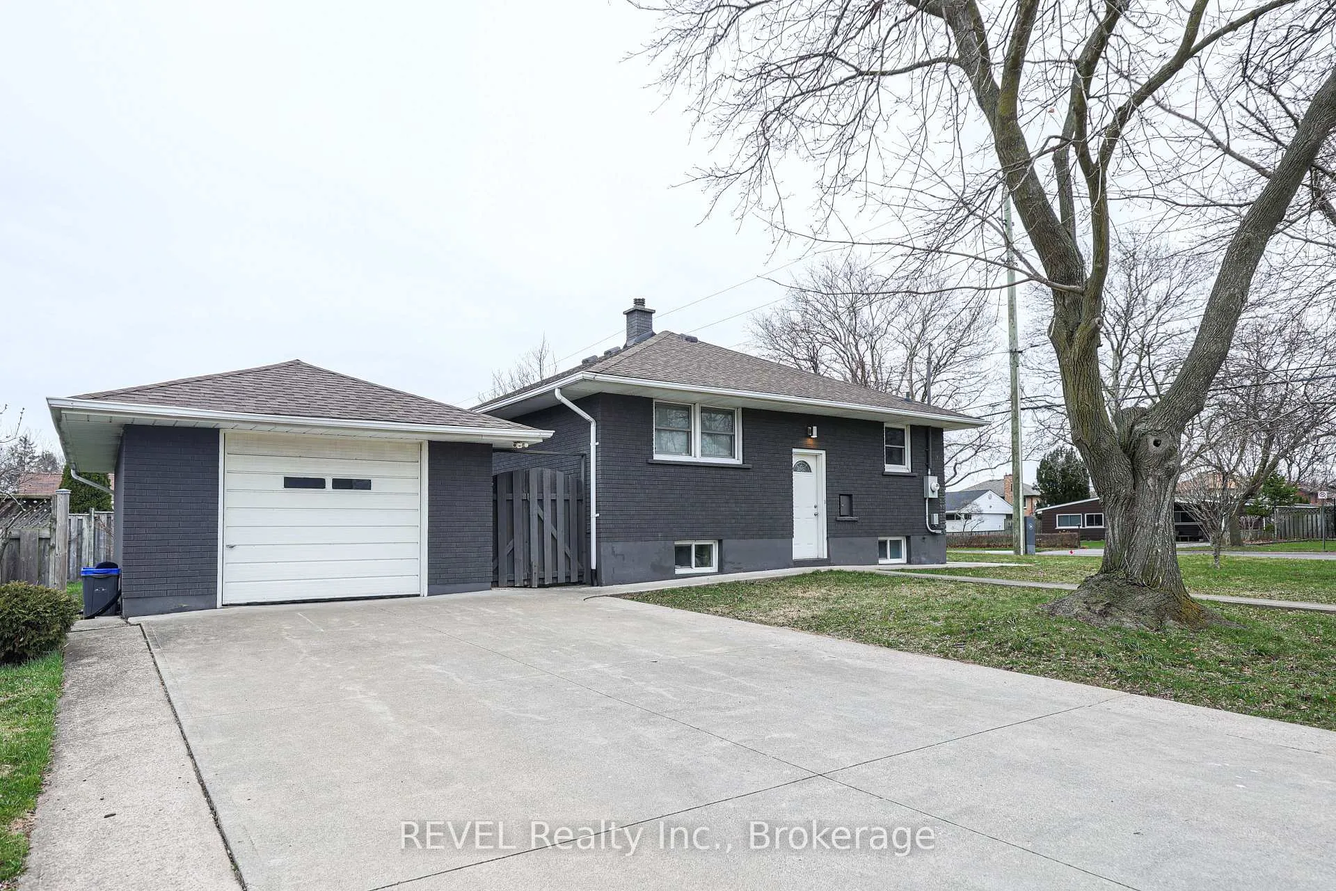 Photo 5 of 325 Grantham Avenue, St. Catharines, Carlton/Bunting — HOMEH