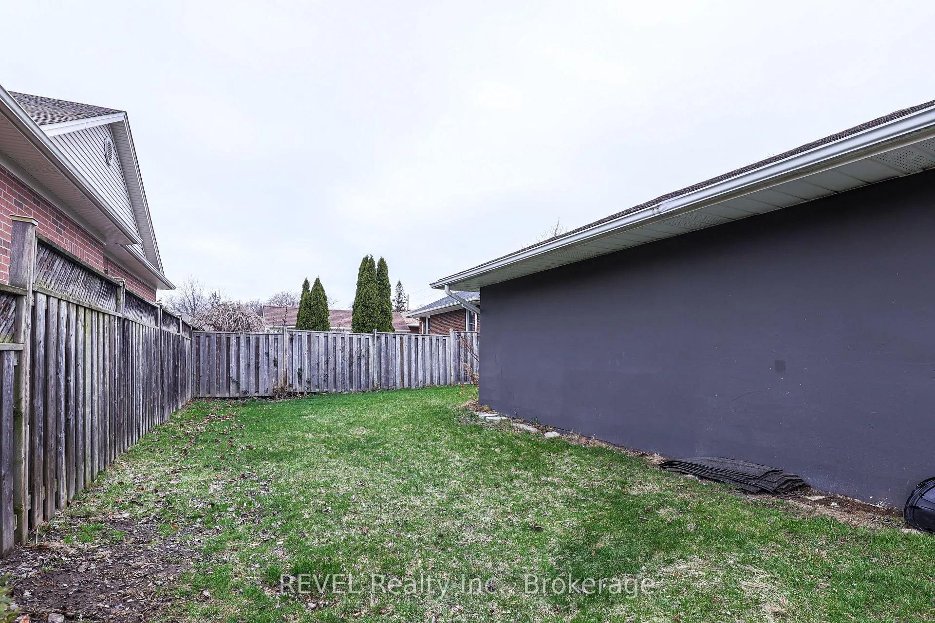 Photo 6 of 325 Grantham Avenue, St. Catharines, Carlton/Bunting — HOMEH