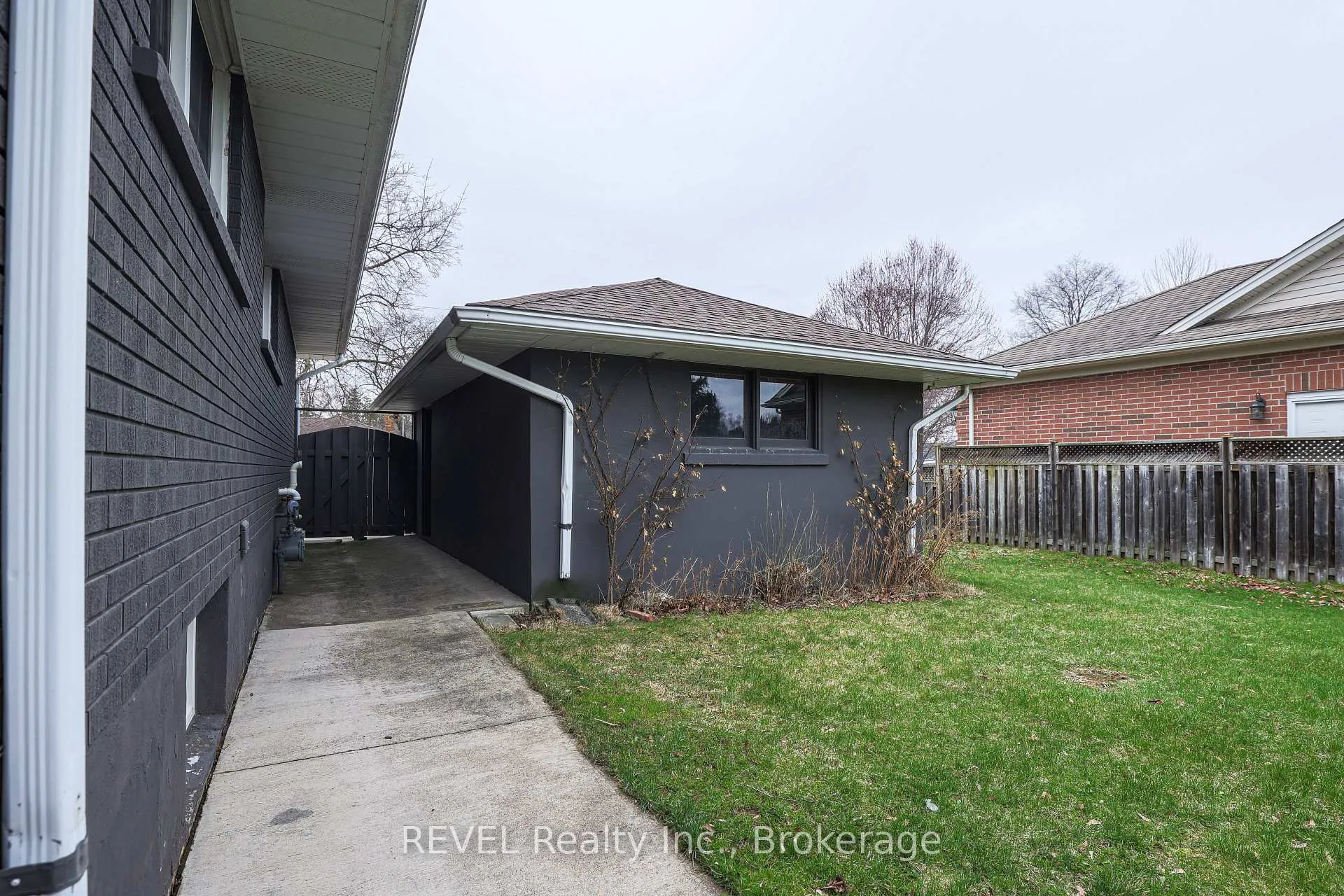 Photo 8 of 325 Grantham Avenue, St. Catharines, Carlton/Bunting — HOMEH