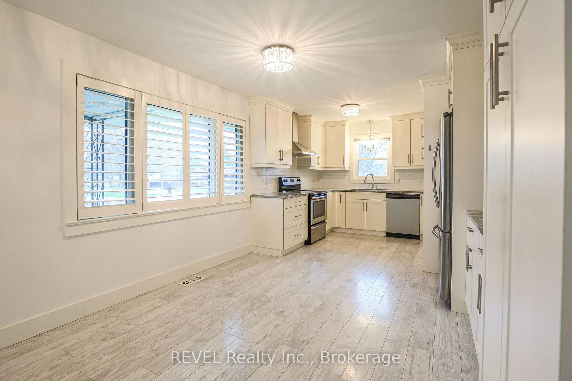 Photo 10 of 325 Grantham Avenue, St. Catharines, Carlton/Bunting — HOMEH