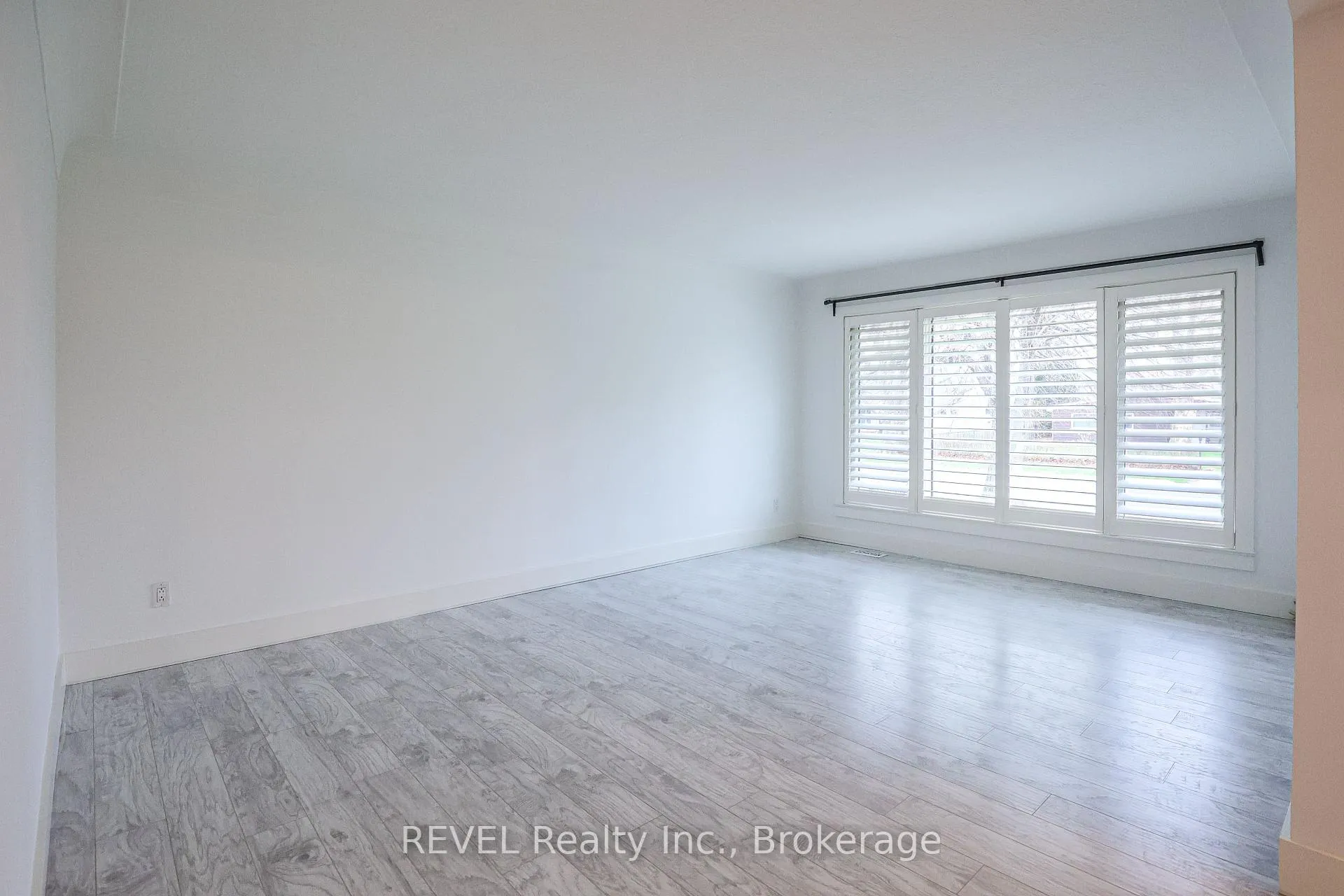 Photo 12 of 325 Grantham Avenue, St. Catharines, Carlton/Bunting — HOMEH