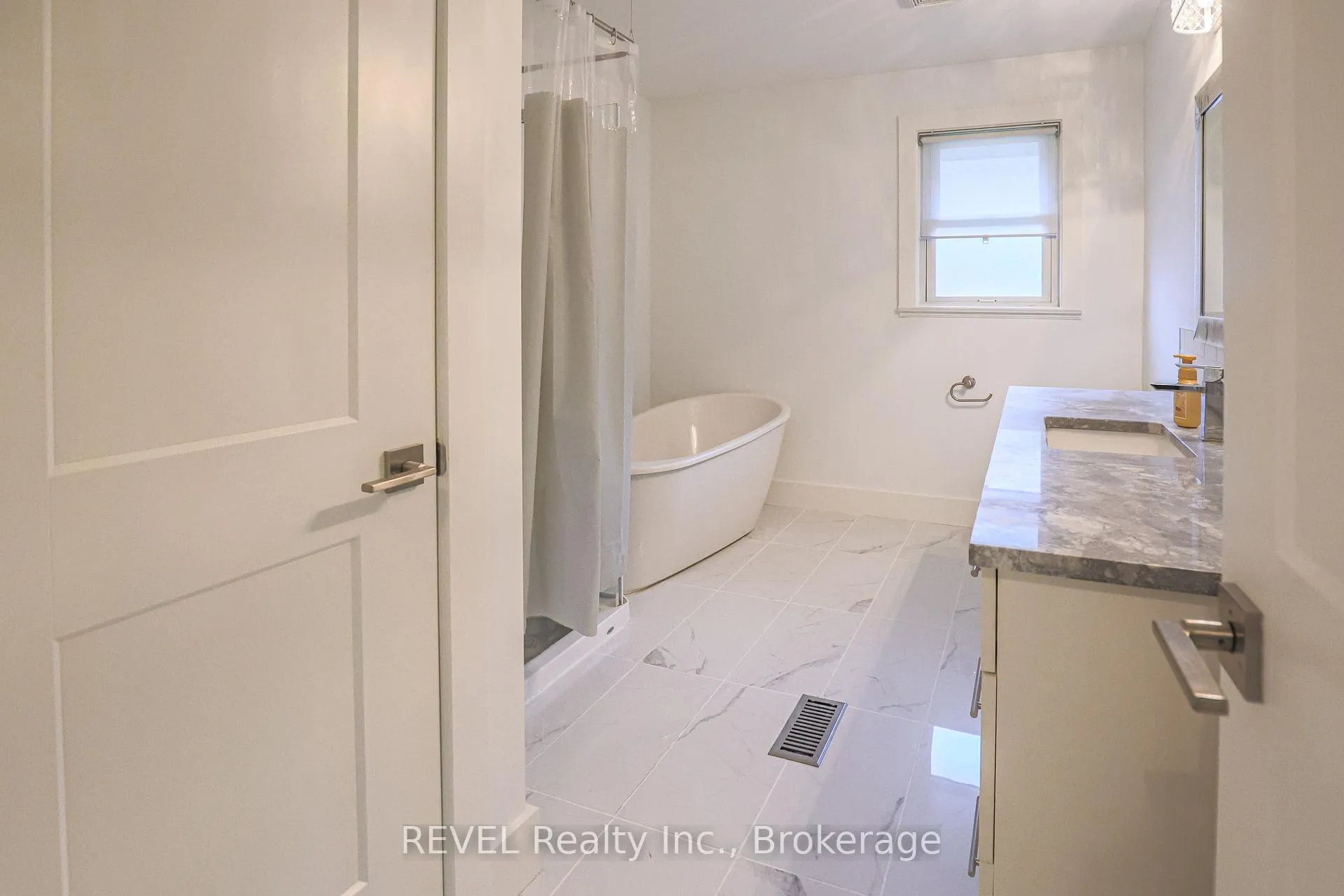 Photo 13 of 325 Grantham Avenue, St. Catharines, Carlton/Bunting — HOMEH