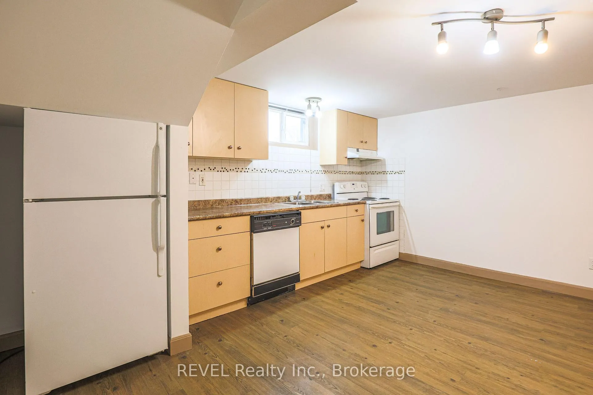 Photo 20 of 325 Grantham Avenue, St. Catharines, Carlton/Bunting — HOMEH