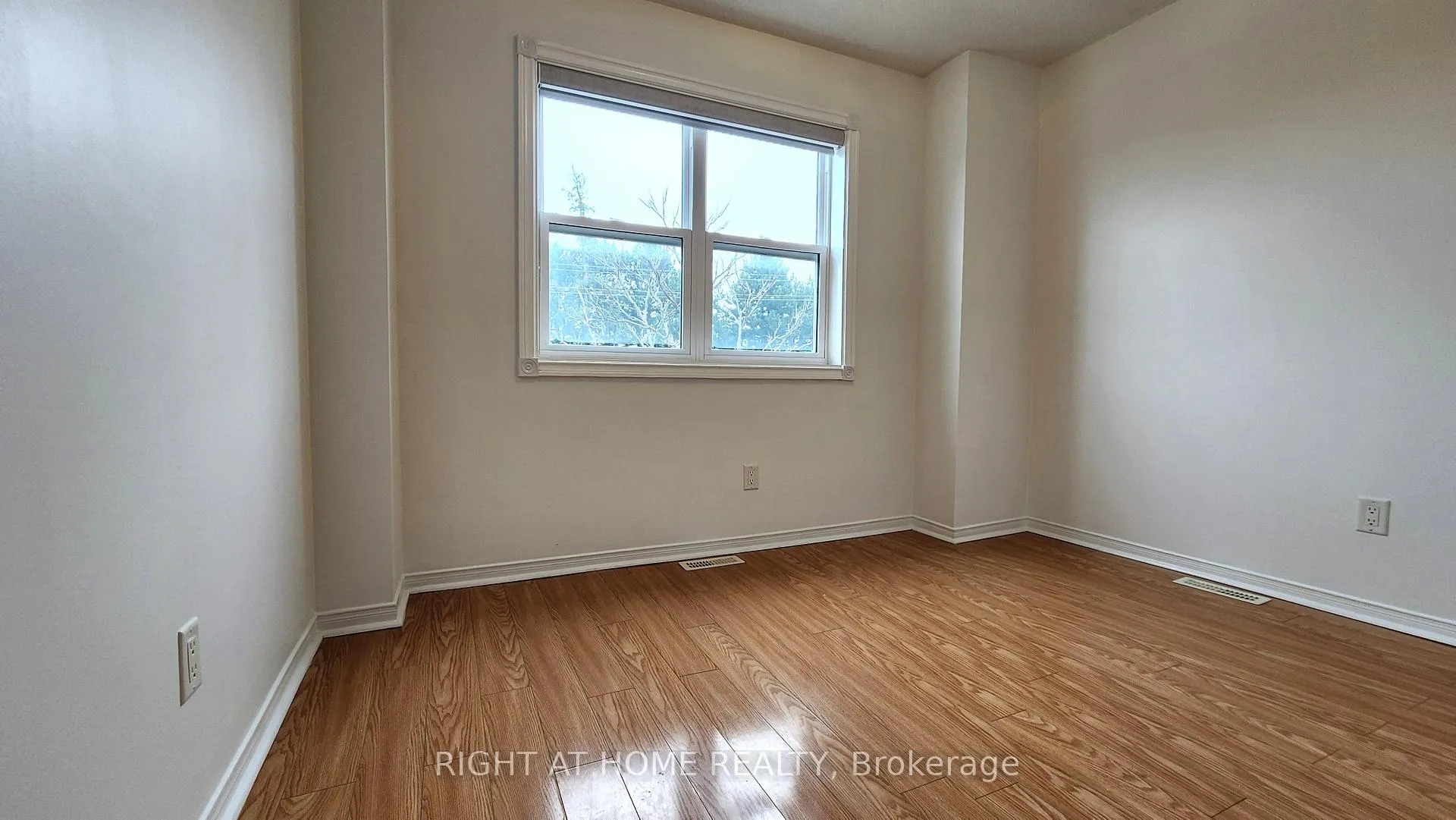 Photo 7 of 9 Maple Park Way, Markham, Milliken Mills West — HOMEH