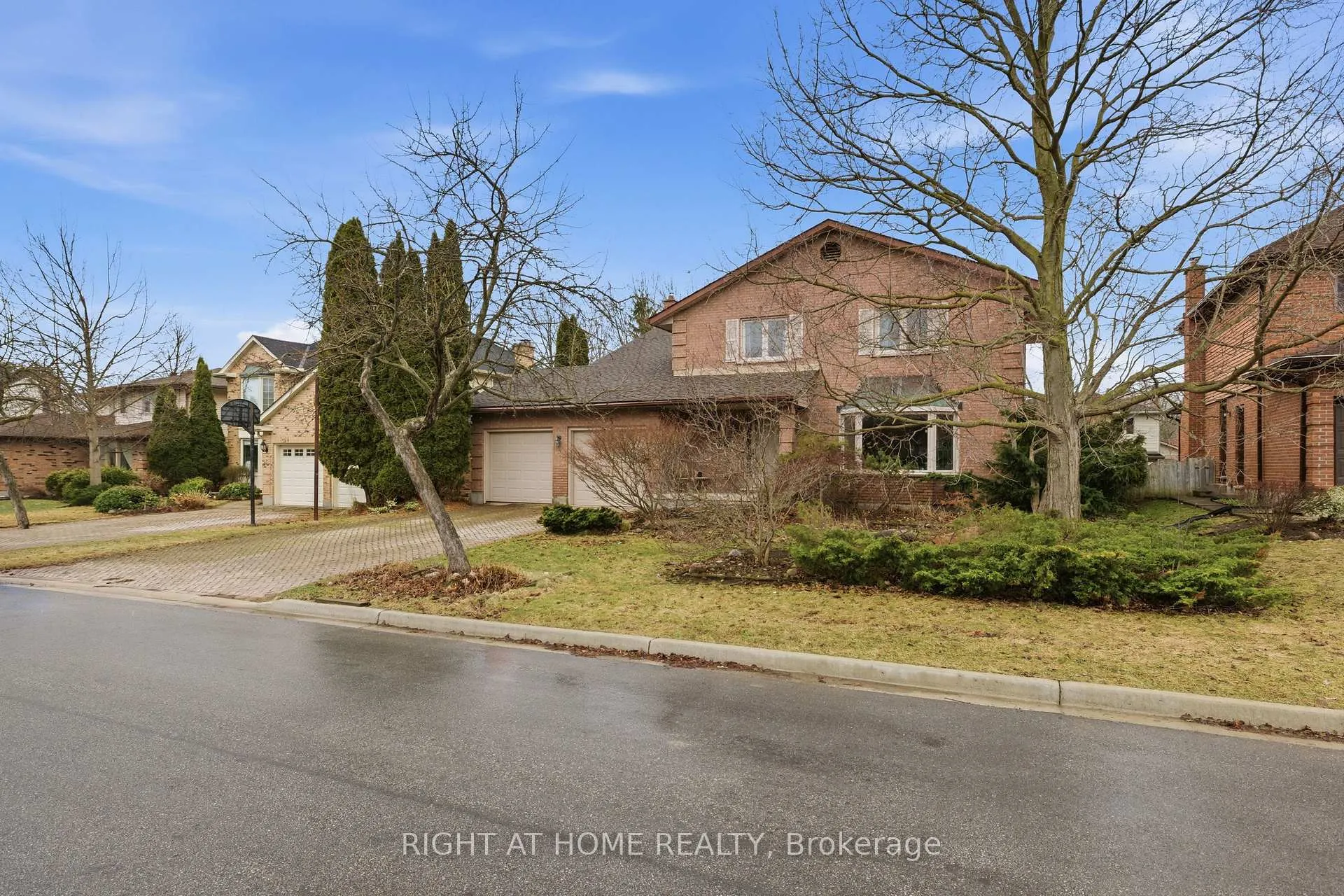 Front of 495 Jeffreybrook Close