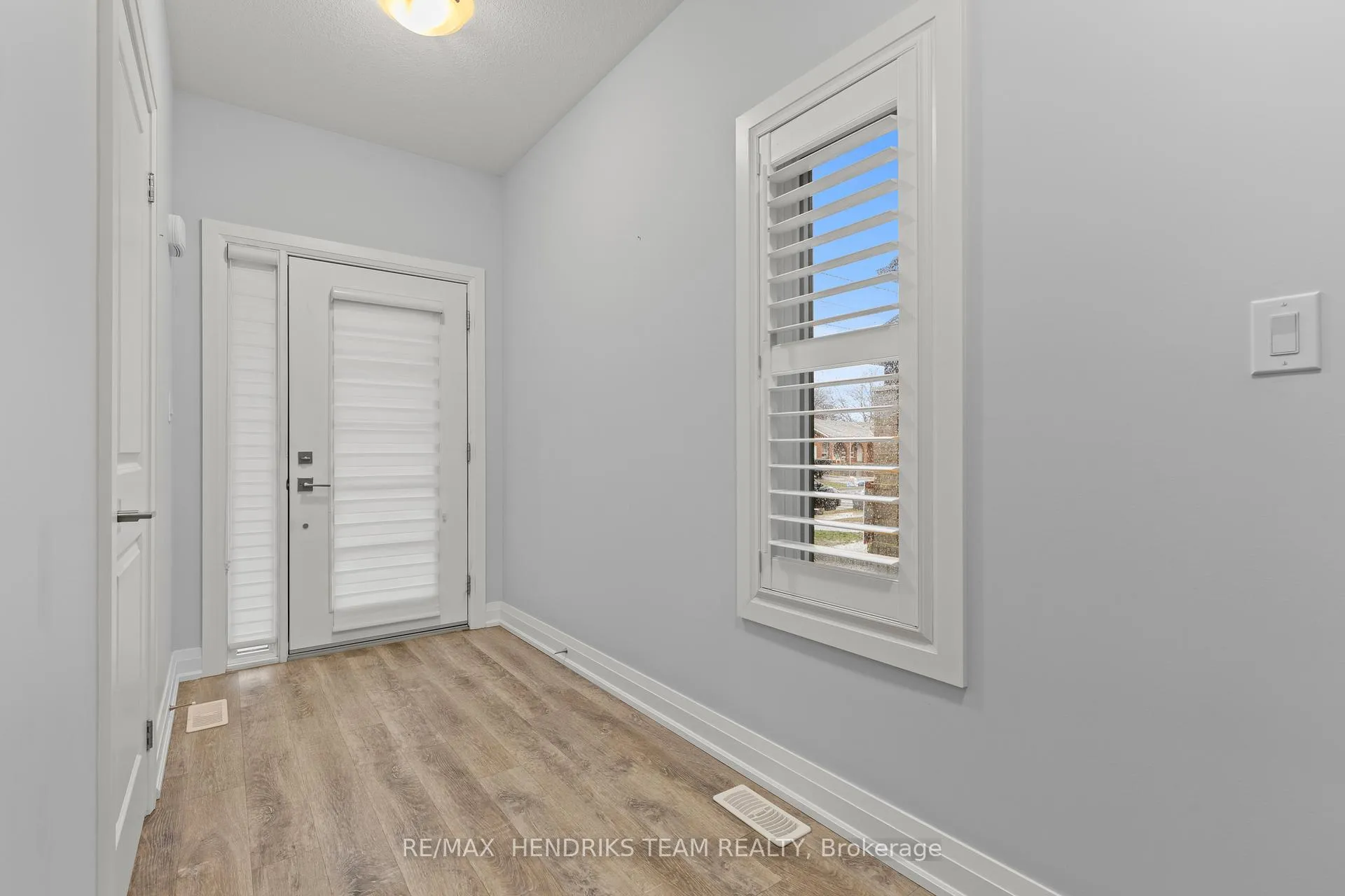Photo 3 of 6649 Cropp Street, Niagara Falls, Morrison — HOMEH