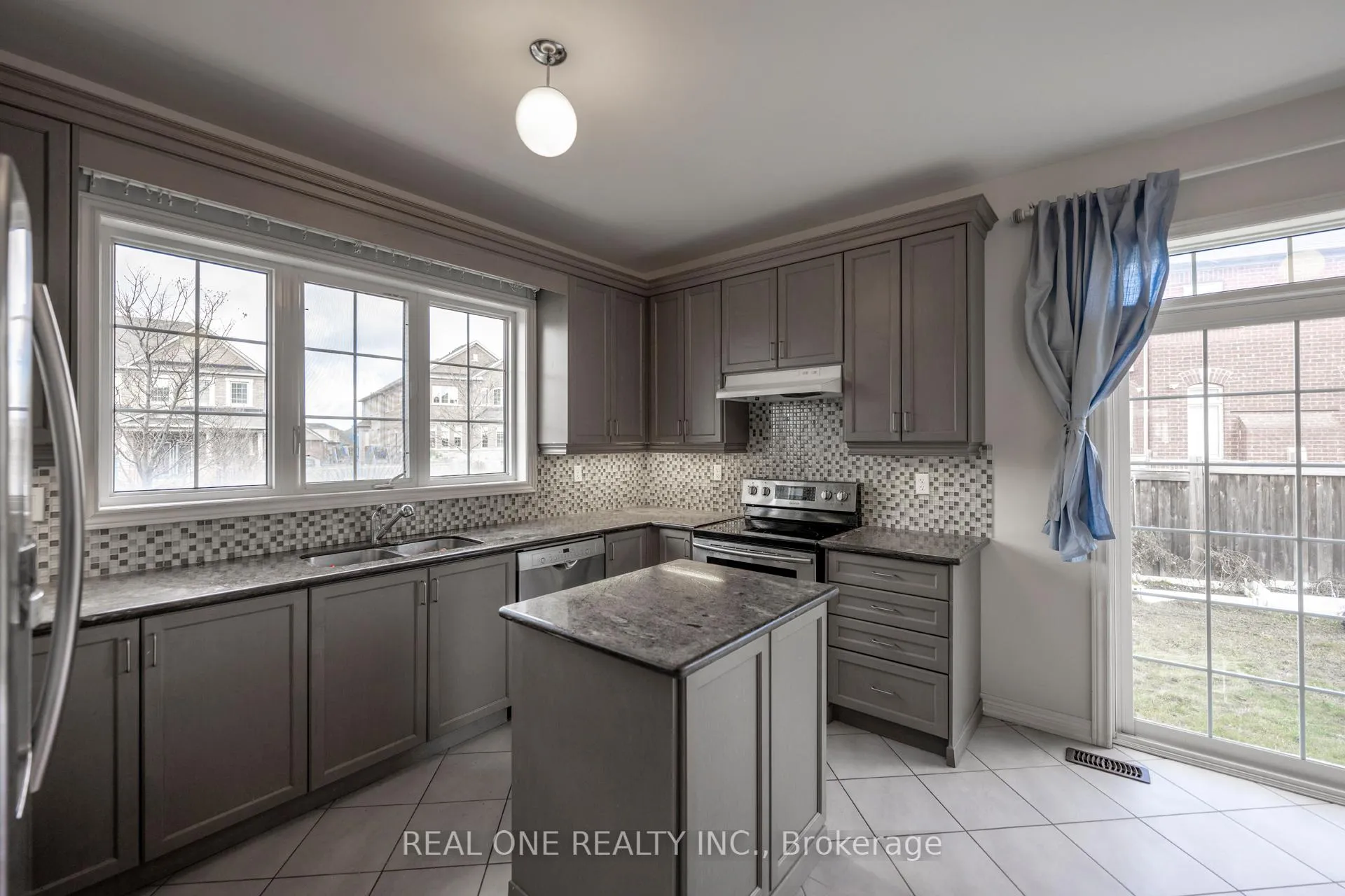 Photo 7 of 1136 Cenotaph Boulevard, Newmarket, Stonehaven-Wyndham — HOMEH