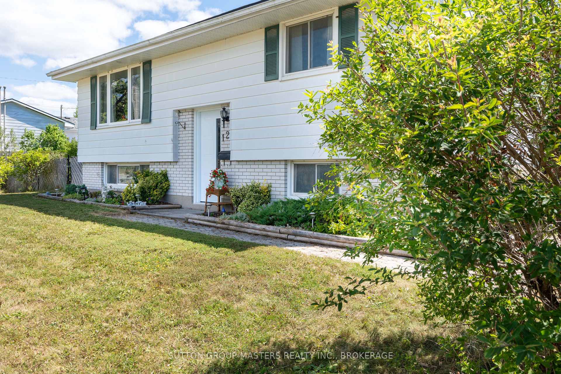 Photo 2 of 126 Chesterfield Drive, Loyalist, Amherstview — HOMEH