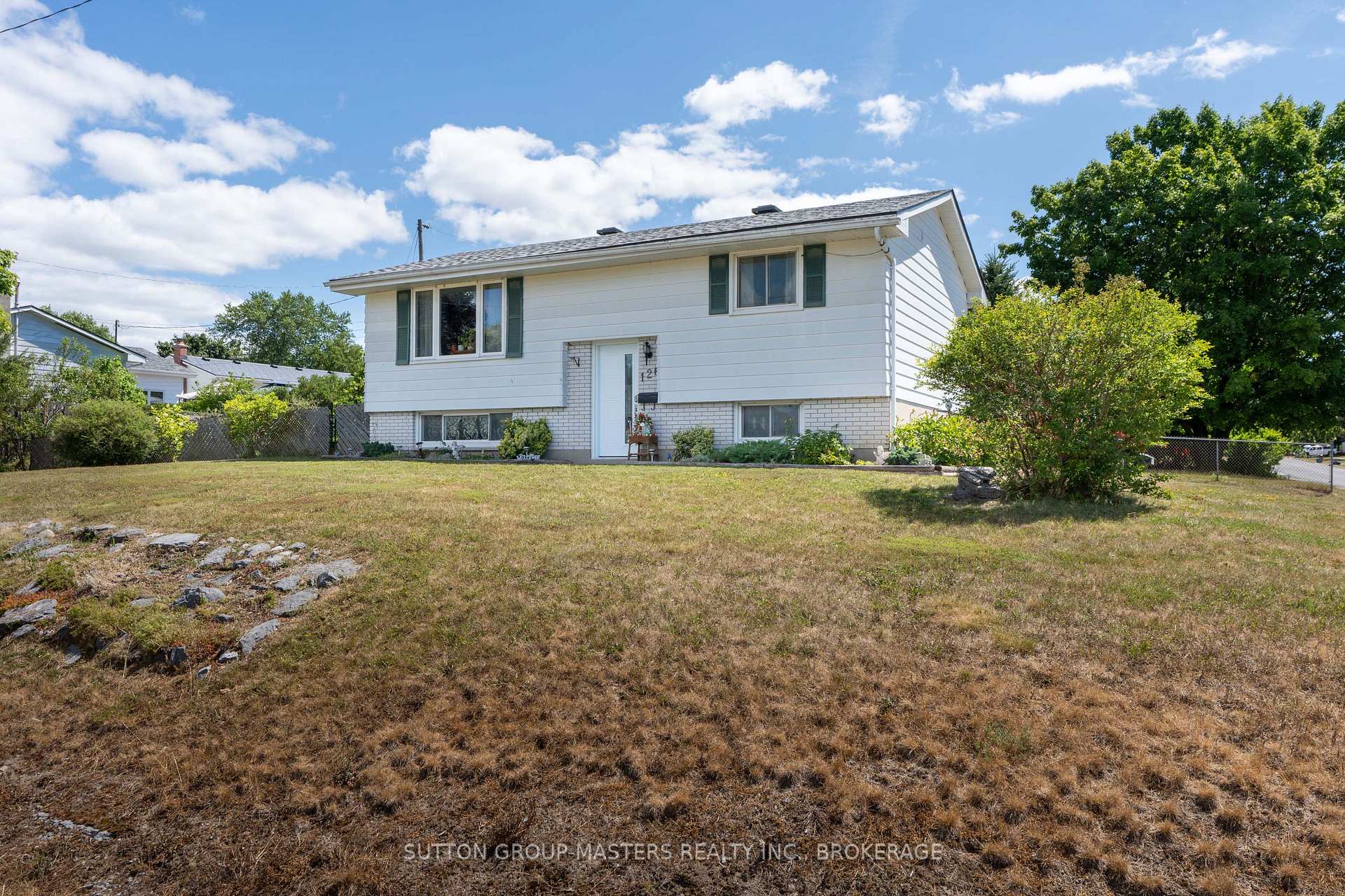 Photo 3 of 126 Chesterfield Drive, Loyalist, Amherstview — HOMEH