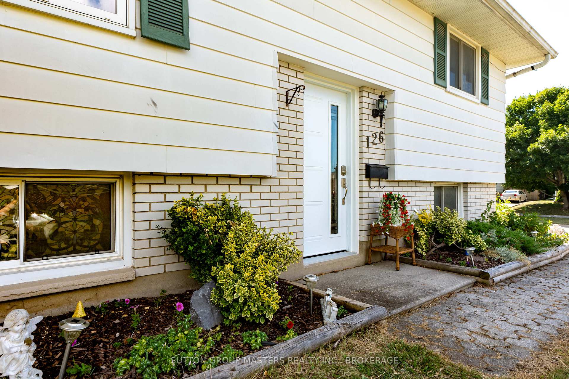 Photo 4 of 126 Chesterfield Drive, Loyalist, Amherstview — HOMEH
