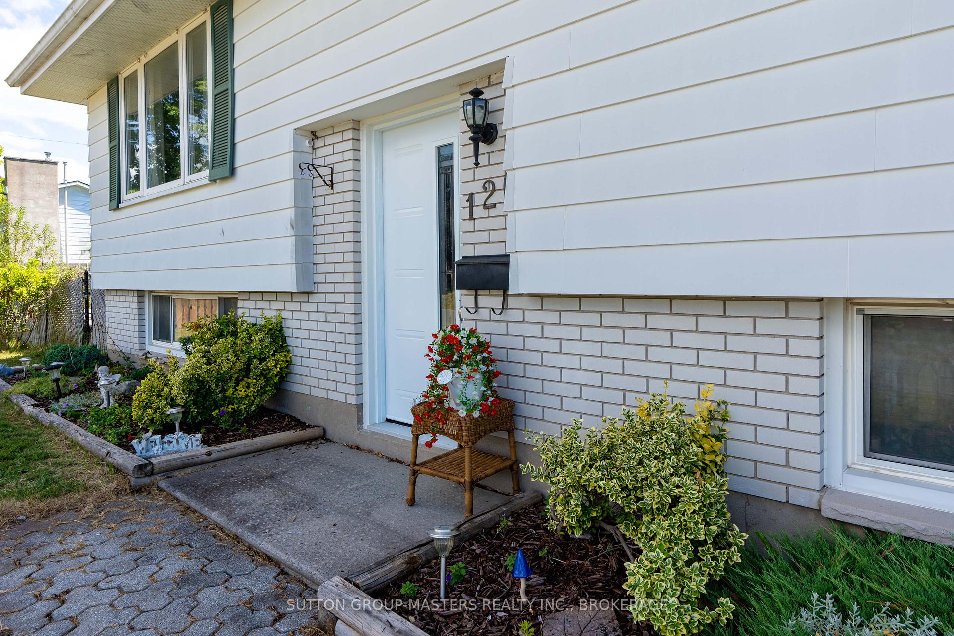 Photo 5 of 126 Chesterfield Drive, Loyalist, Amherstview — HOMEH