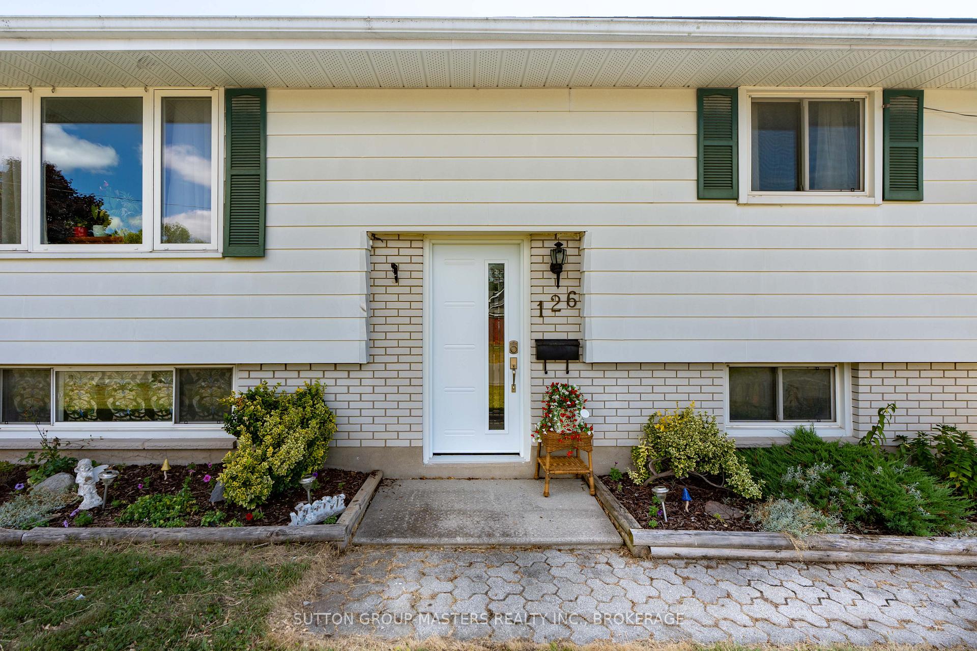 Photo 6 of 126 Chesterfield Drive, Loyalist, Amherstview — HOMEH