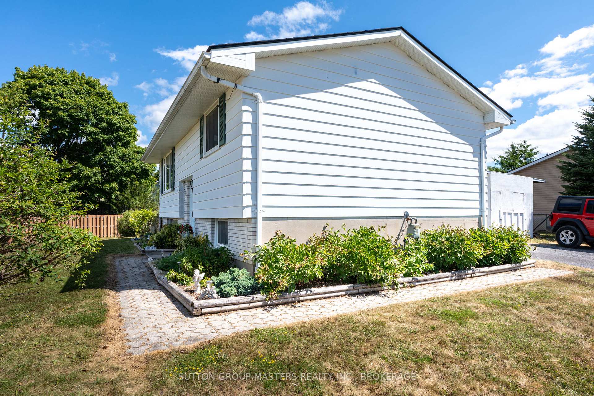 Photo 7 of 126 Chesterfield Drive, Loyalist, Amherstview — HOMEH