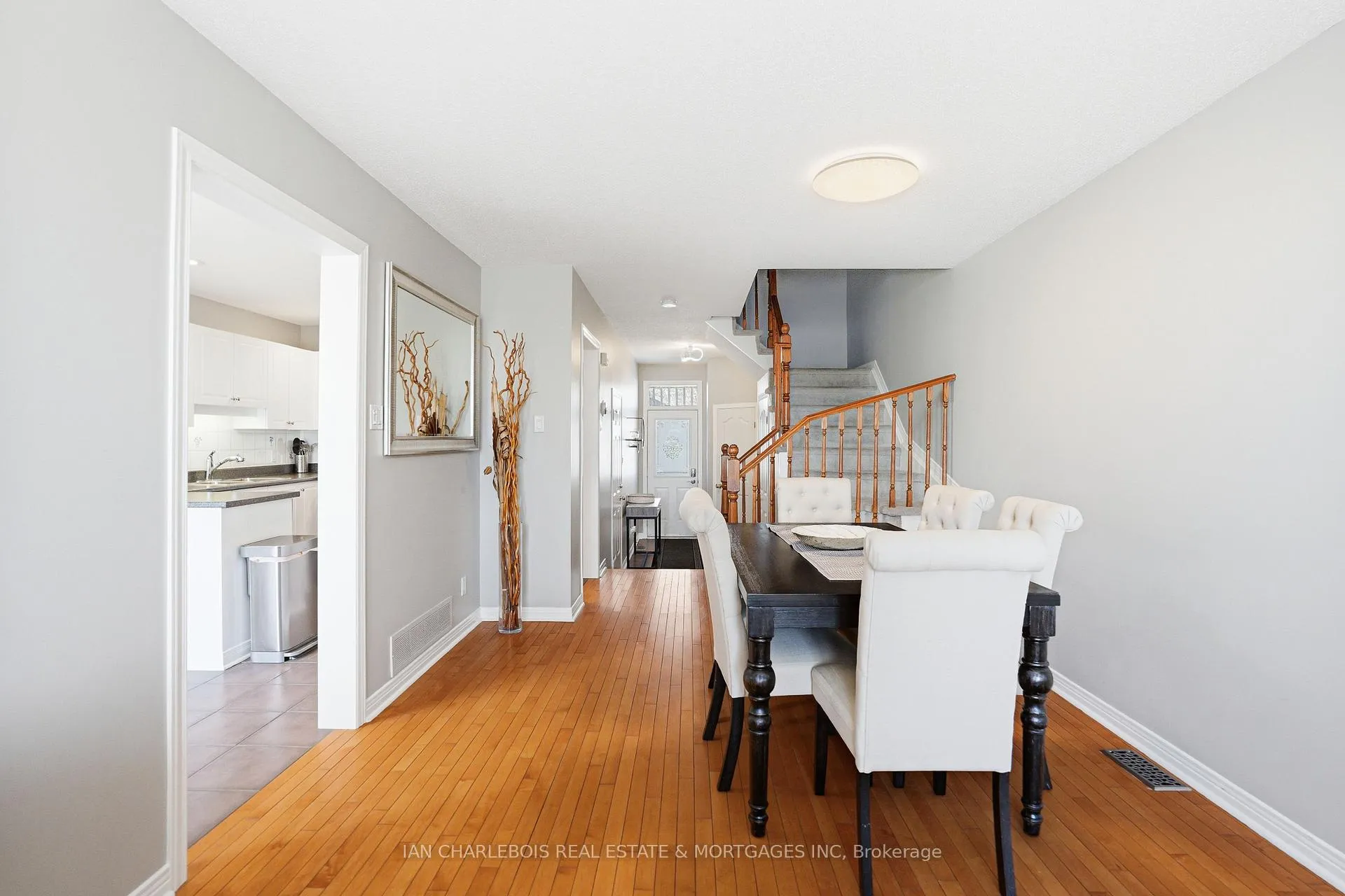 Photo 5 of 907 Markwick Crescent, Ottawa, Notting Hill/Summerside — HOMEH