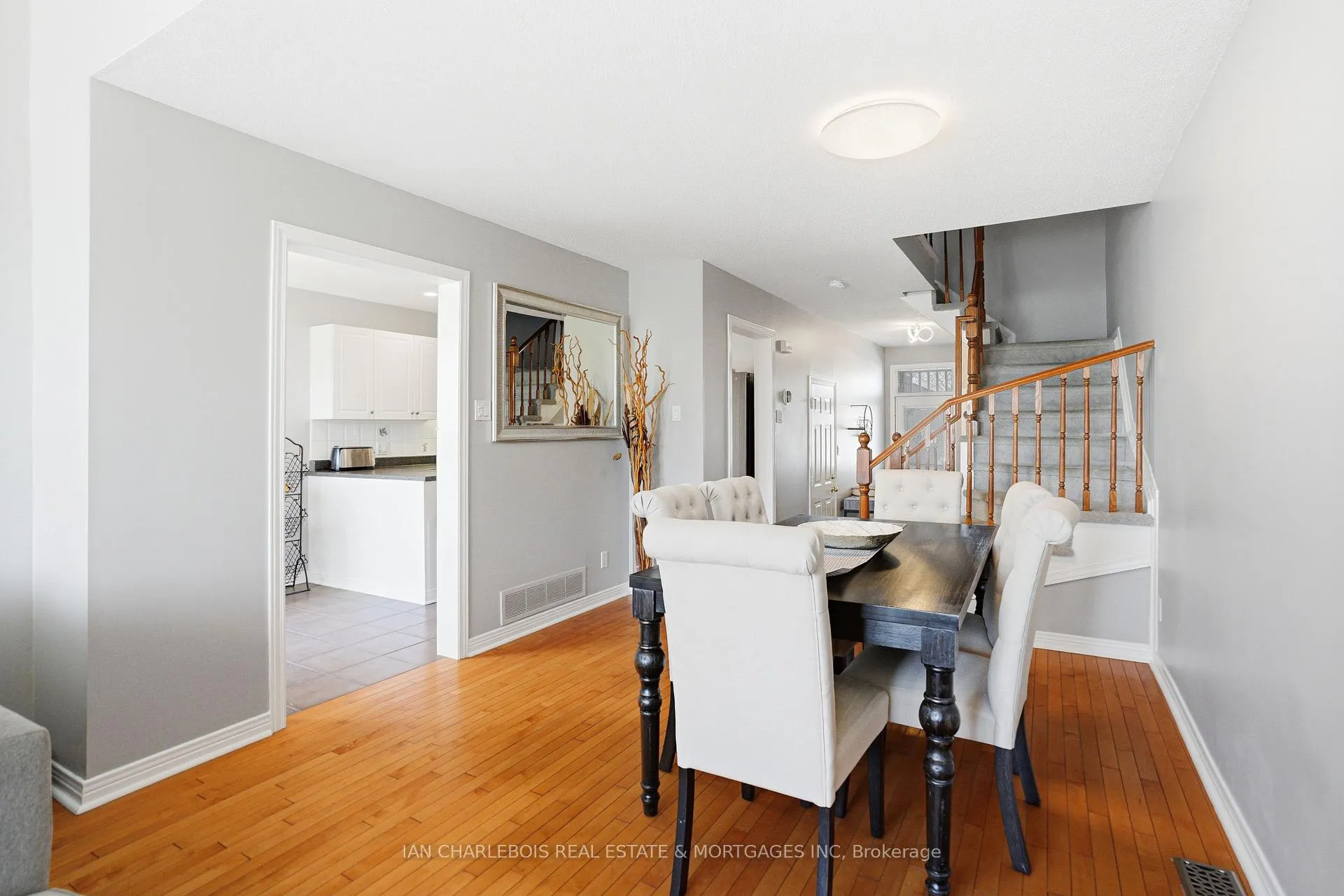 Photo 6 of 907 Markwick Crescent, Ottawa, Notting Hill/Summerside — HOMEH