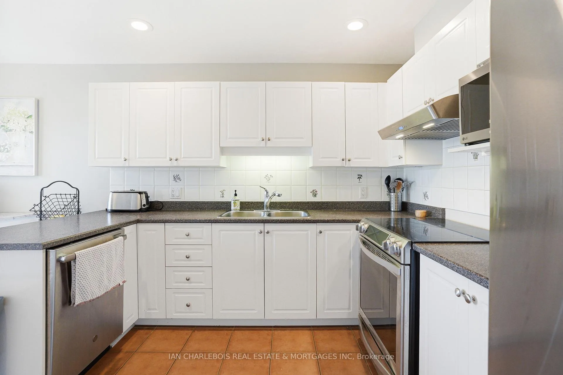 Photo 9 of 907 Markwick Crescent, Ottawa, Notting Hill/Summerside — HOMEH